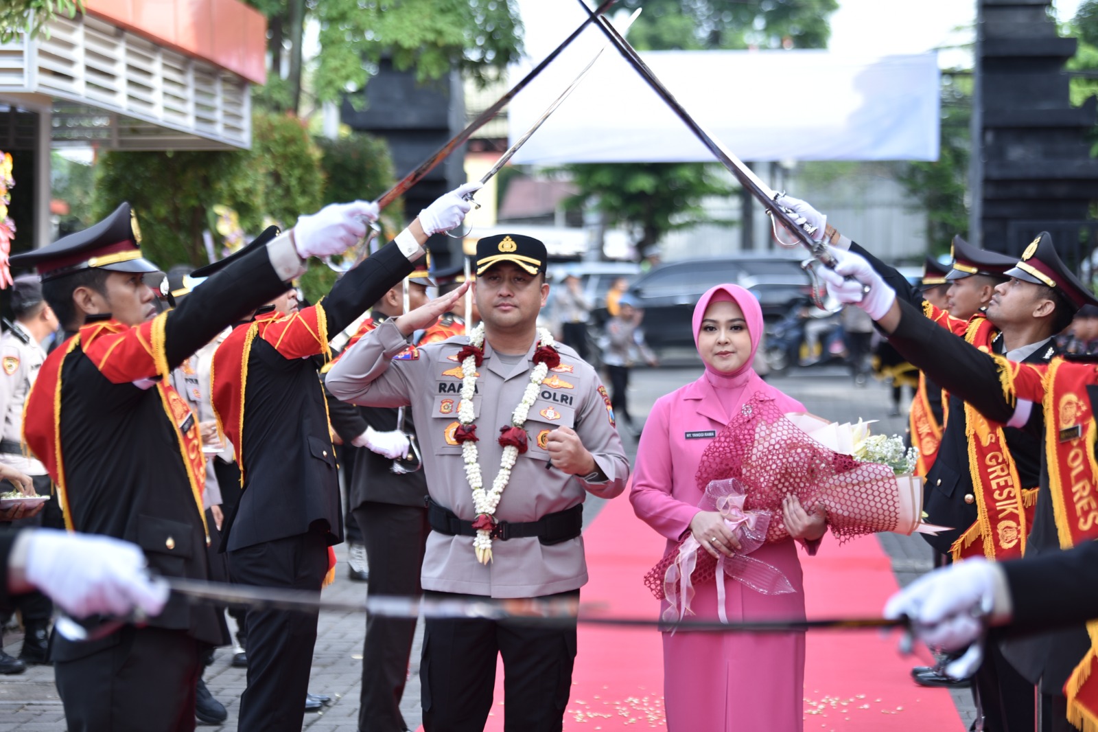 PEDANGPORA : Tradisi Pisah Sambut di Mapolres Gresik. Kapolres Gresik AKBP Ramadhan Nasution melintasi gerbang pora sebagai tanda dimulainya masa pengabdian untuk menjaga keamanan di Bumi Wali.