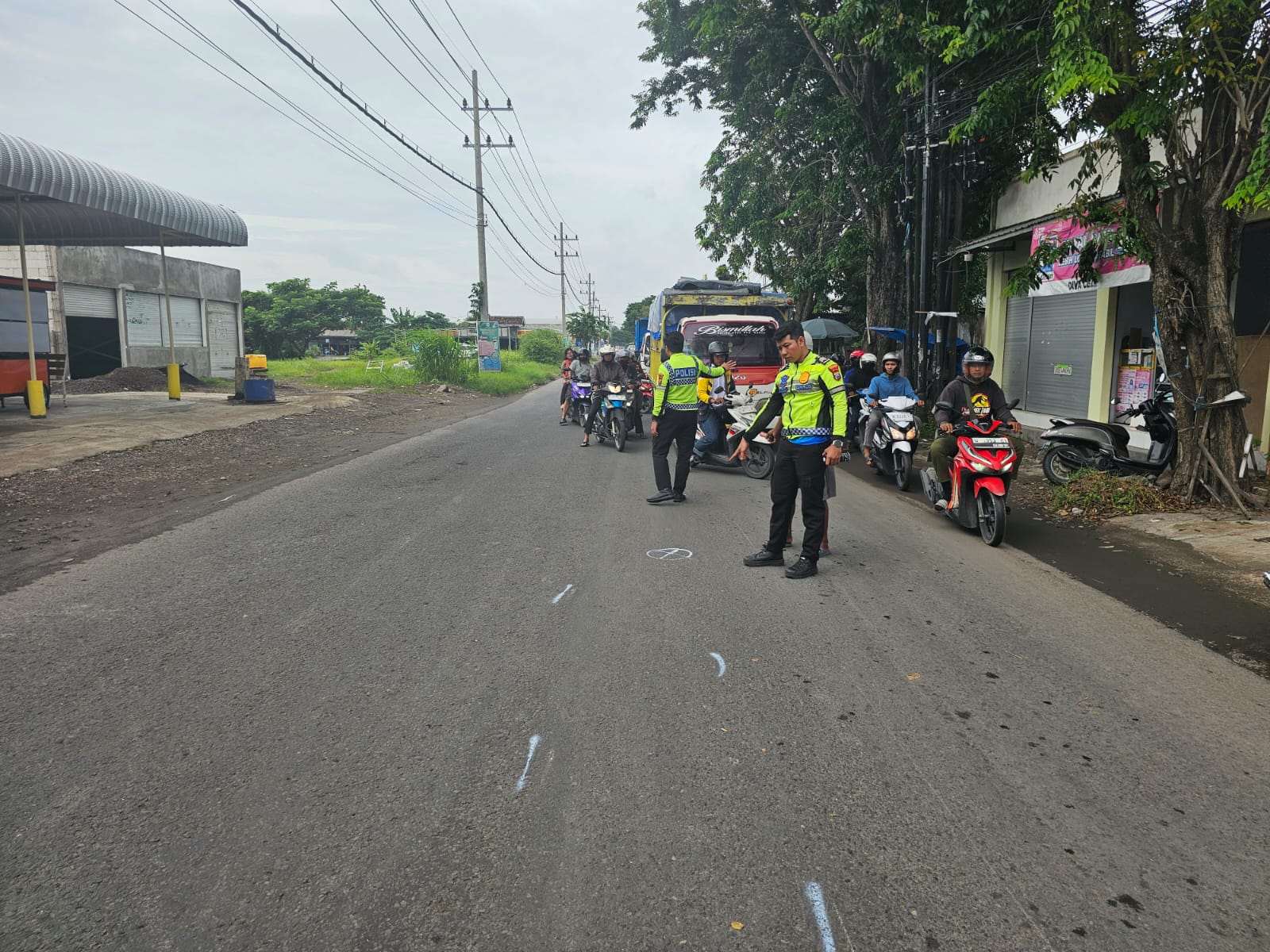 OLAH TKP : Anggota Unit Gakkum Satlantas Polres Gresik saat melakukan identifikasi dan olah TKP di lokasi kecelakaan Jalan Raya Kepatihan, Menganti