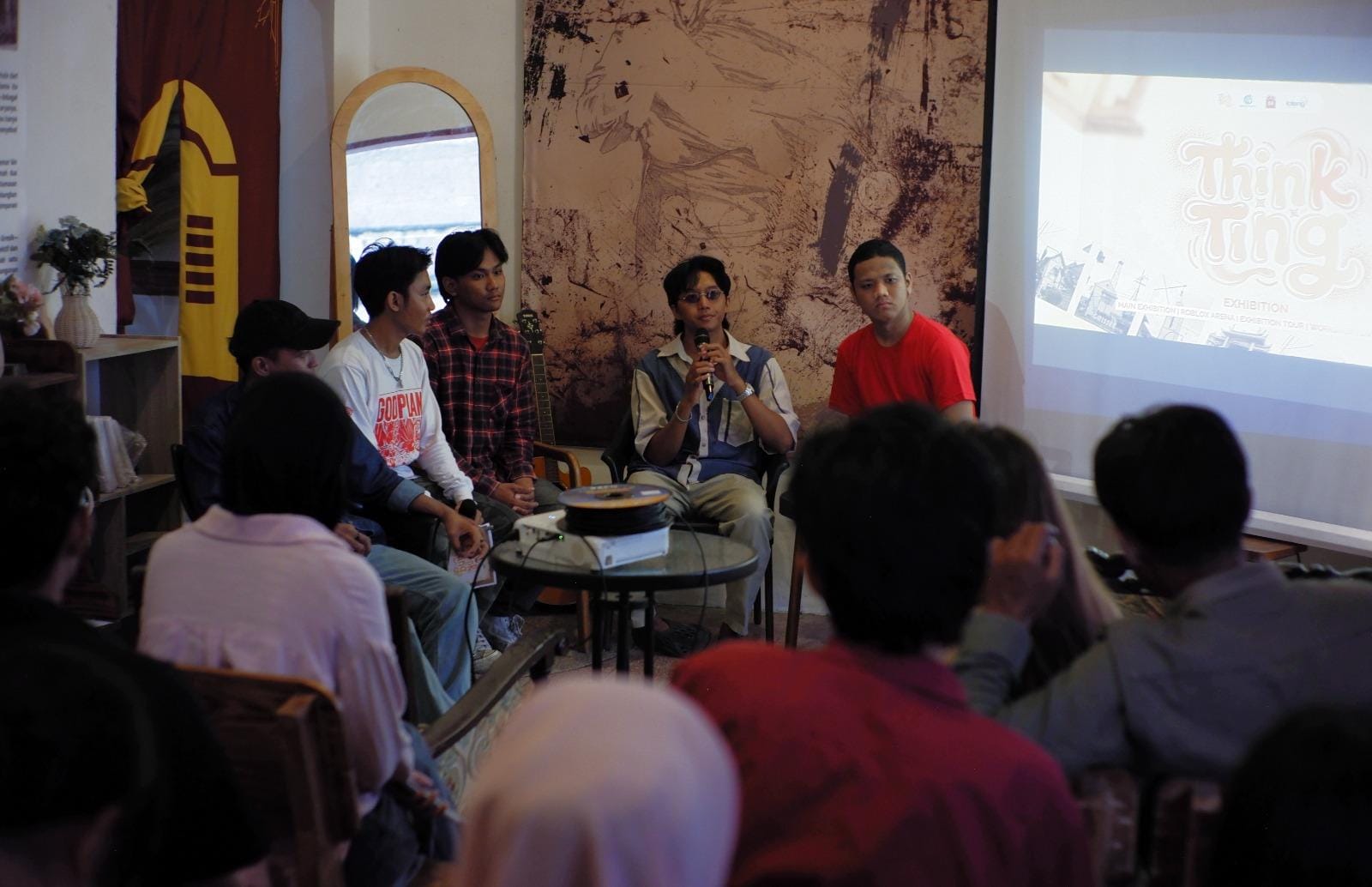 Para pengunjung saat mengamati detail karya dalam pameran Think Ting.