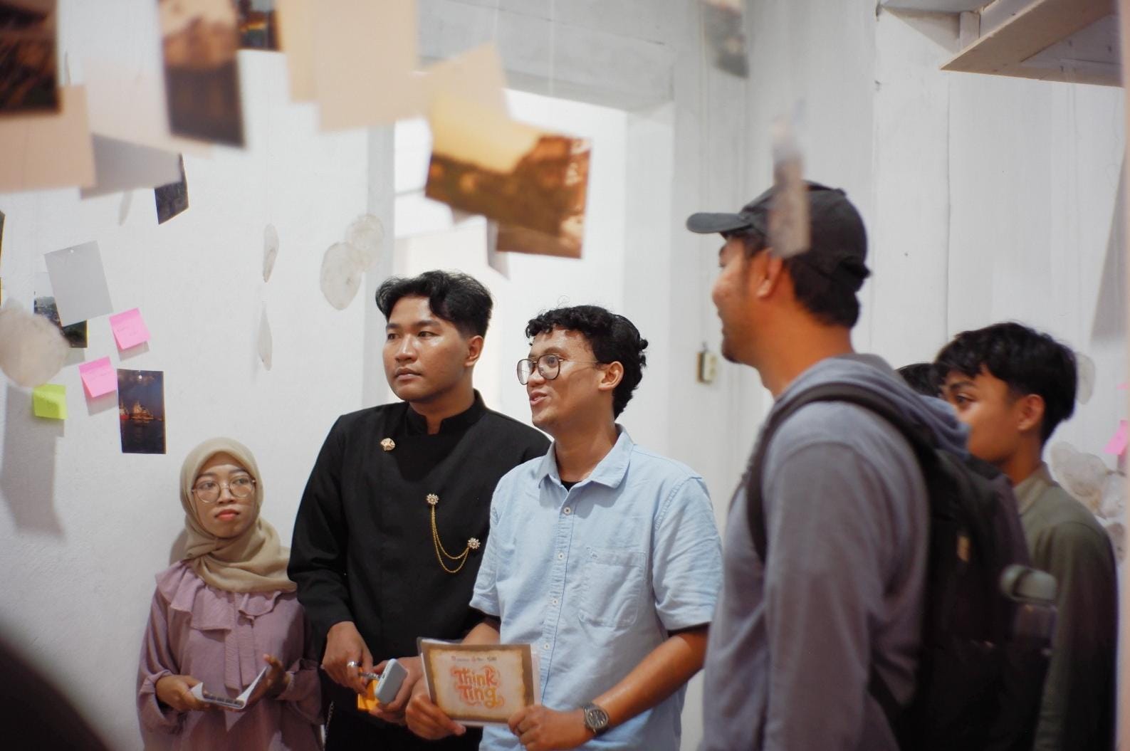 Para pengunjung saat mengamati detail karya dalam pameran Think Ting.