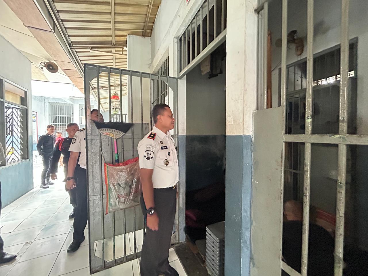 TURUN LANGSUNG : Kepala Rutan Kelas IIB Gresik, Eko Widiatmoko, didampingi jajarannya saat menyisir blok hunian warga binaan untuk memastikan situasi rutan tetap aman dan kondusif.