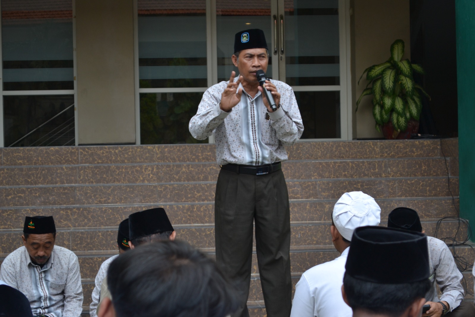 Kepala SMA NU 1 Gresik, Dr. H. Agus Syamsudin, M.A. saat menyampaikan sambutan di hadapan warga sekolah.