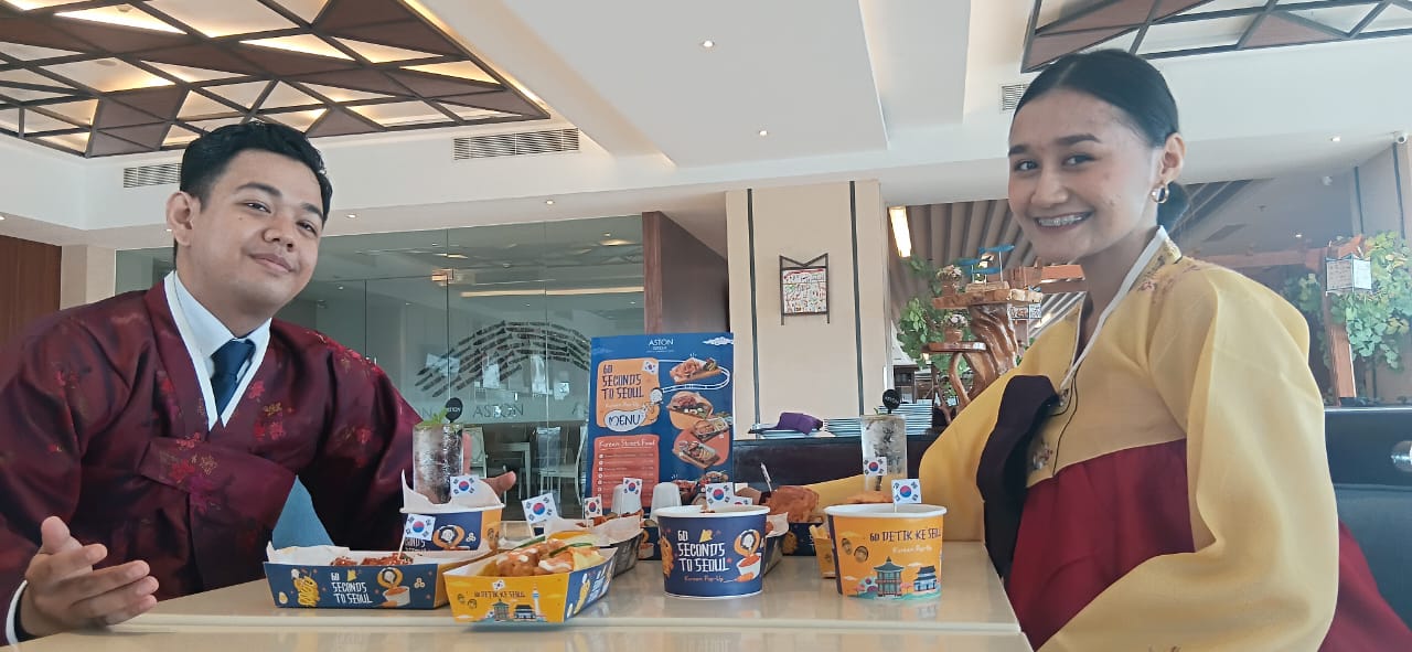 KULINER : Para tamu di Hotel Aston Gresik saat bersiap menikmati sajian "60 Seconds to Seoul".