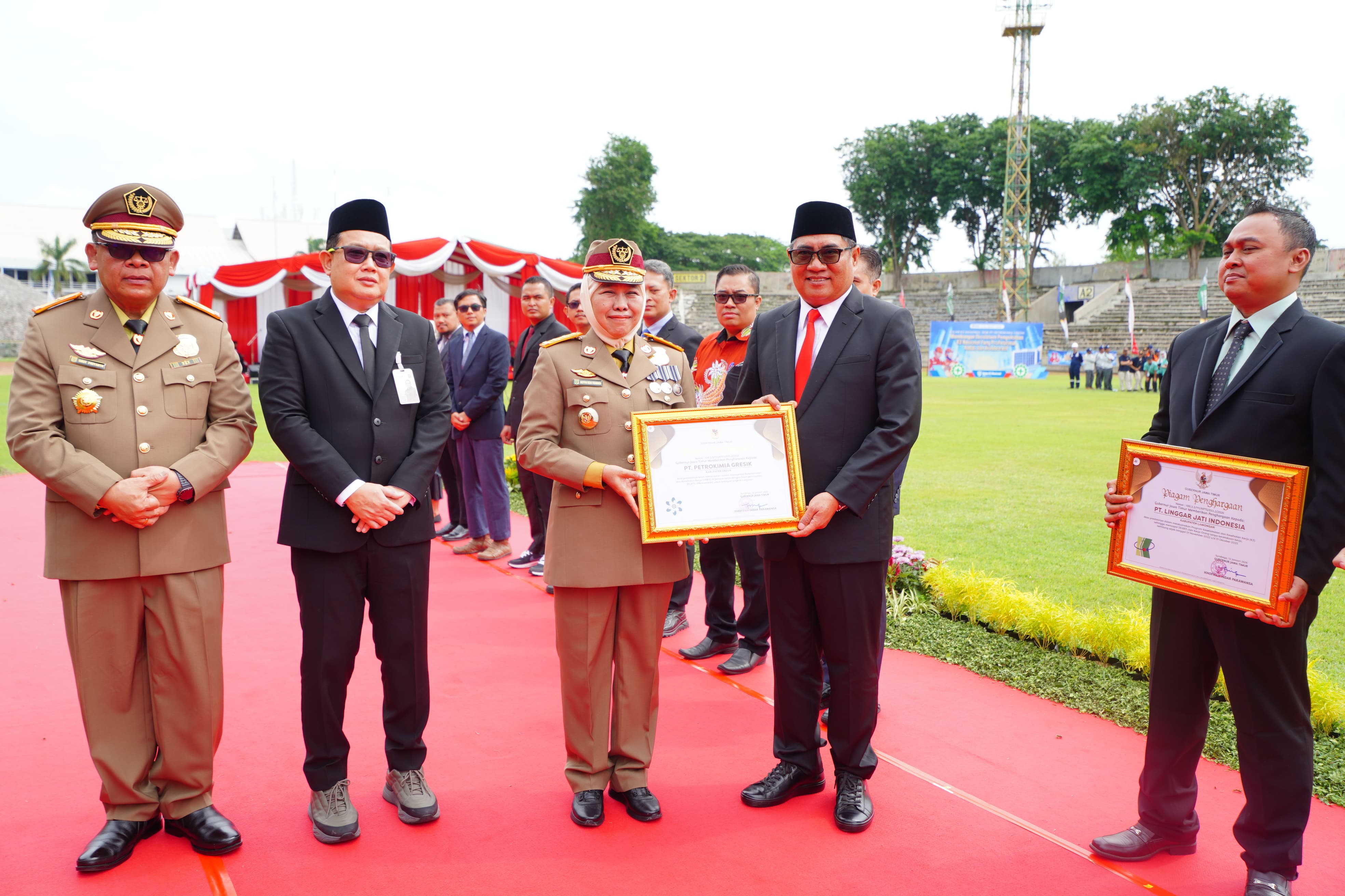 Gubernur Jawa Timur, Khofifah Indar Parawansa, menyerahkan penghargaan K3 kepada Direktur Utama Petrokimia Gresik, Daconi Khotob atas penerapan Sistem Manajemen K3 (SMK3).