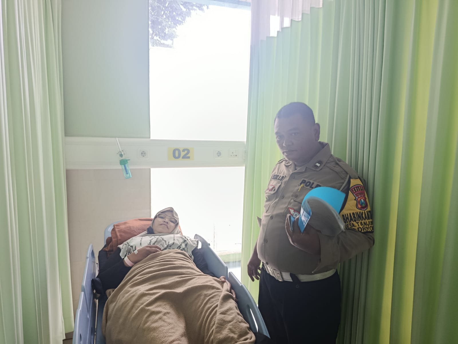 DIEVAKUASI : Anggota Polsek Driyorejo saat melakukan proses evakuasi korban kecelakaan di depan Bengkel Mobil Tiga Bersaudara, Desa Driyorejo.