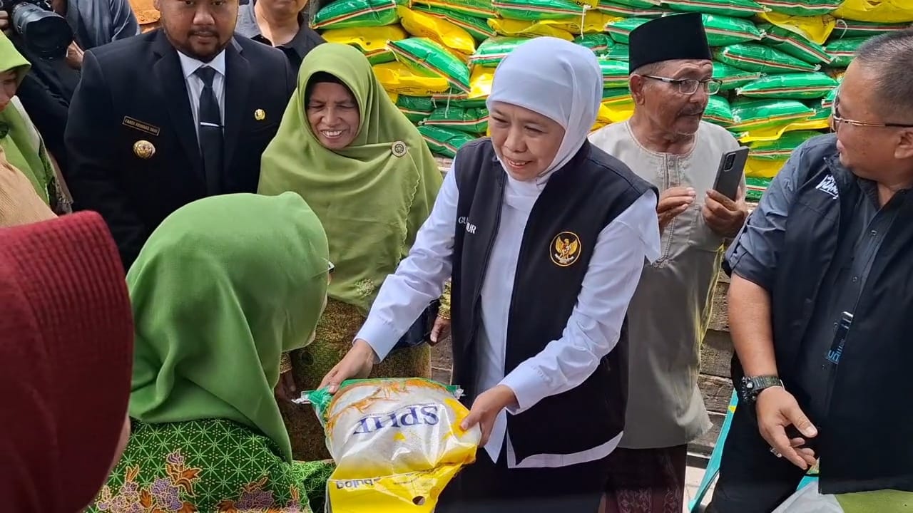 PASAR MURAH : Gubernur Jawa Timur Khofifah Indar Parawansa saat meninjau pasar murah di Desa Banjarsari, Kecamatan Cerme, Gresik.