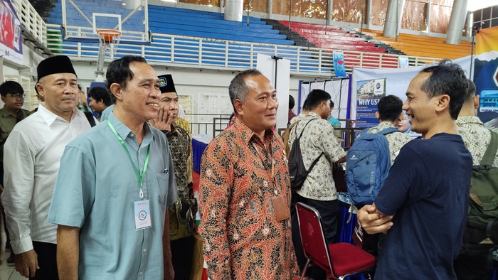 Kepala Cabang Dinas Pendidikan (Kacabdin) Wilayah Gresik, Eko Agus Suwandi, S.Pd., M.M, mengunjungi salah satu stand di Edu Fair 2026.