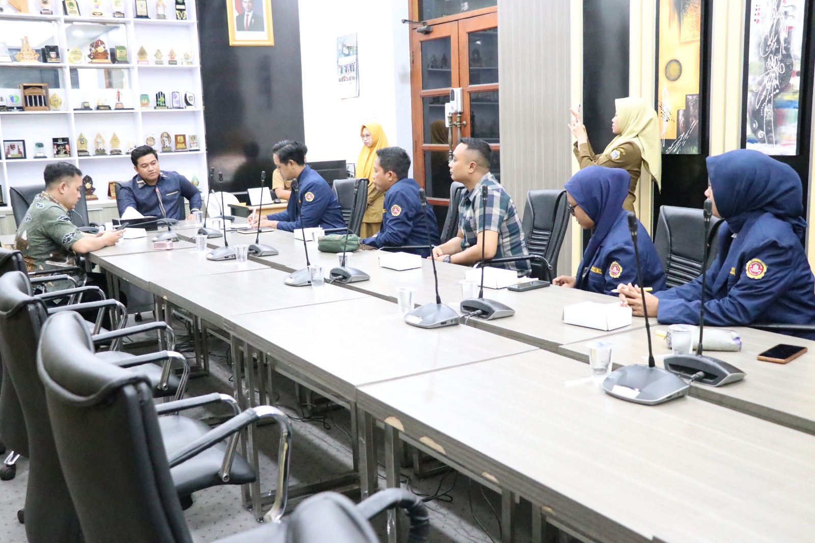 SILATURAHMI : Jajaran pengurus Karang Taruna Kabupaten Gresik saat melakukan audiensi bersama Ketua DPRD Gresik, Muhammad Syahrul Munir.