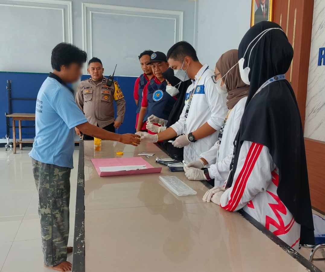 TES URINE : Suasana saat tim medis dari BNNK Gresik melakukan pemeriksaan urine kepada petugas dan 346 warga binaan kasus narkoba di Rutan Gresik beberapa waktu lalu.