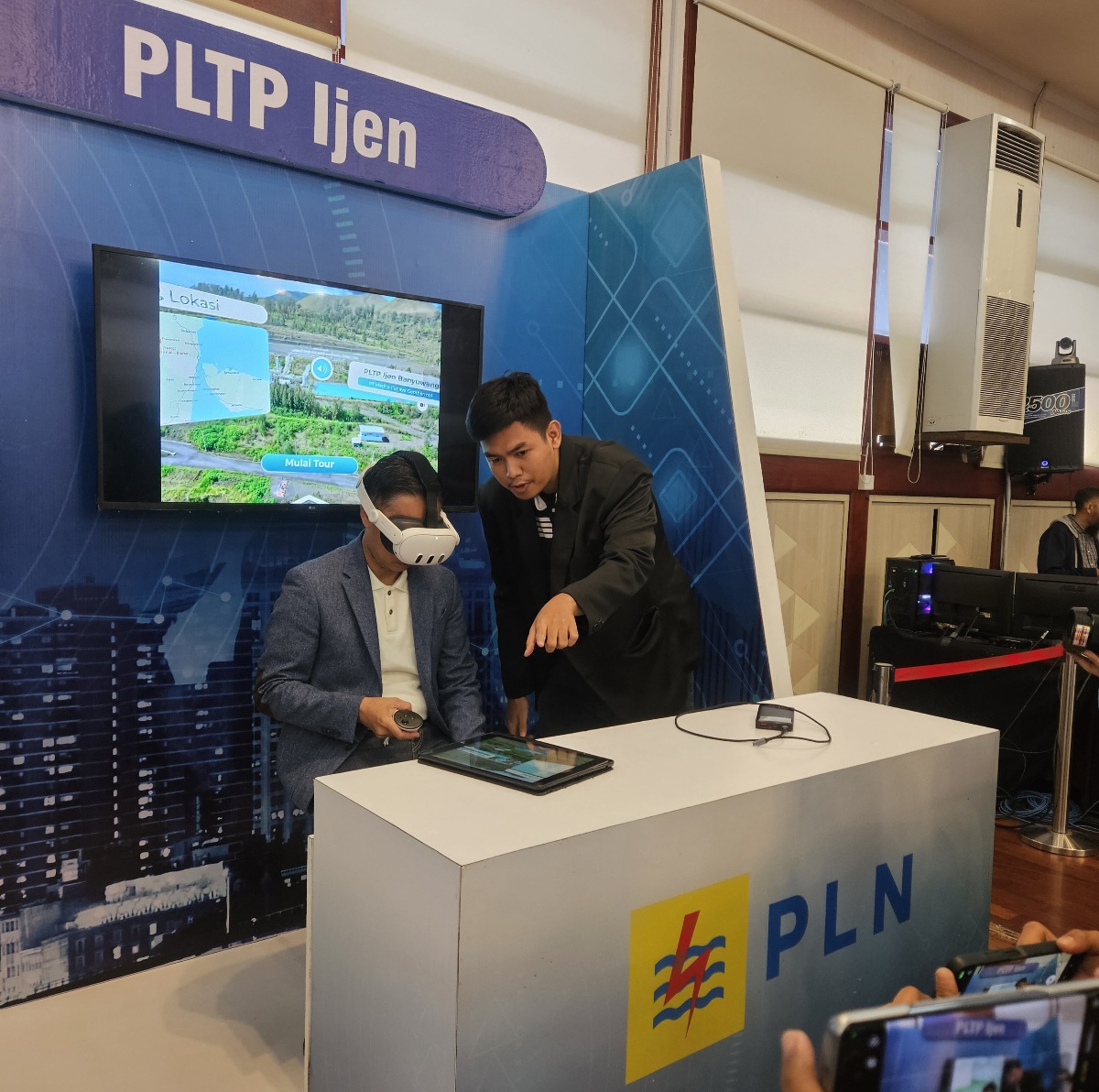 GM UID PLN Jawa Timur, Ahmad Mustaqir mencoba teknologi VR untuk melihat PLTP Ijen di Banyuwangi.