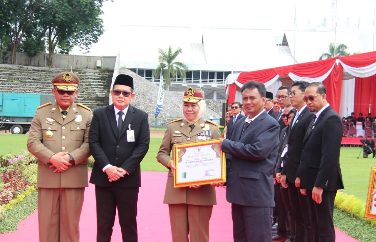 Zero Accident : Head Department Environment, Health and Safety (EHS) PT Wilmar Nabati Indonesia, Heri Poerwanto (kanan) menerima penghargaan K3 dari Gubernur Jawa Timur, Khofifah Indar Parawansa.