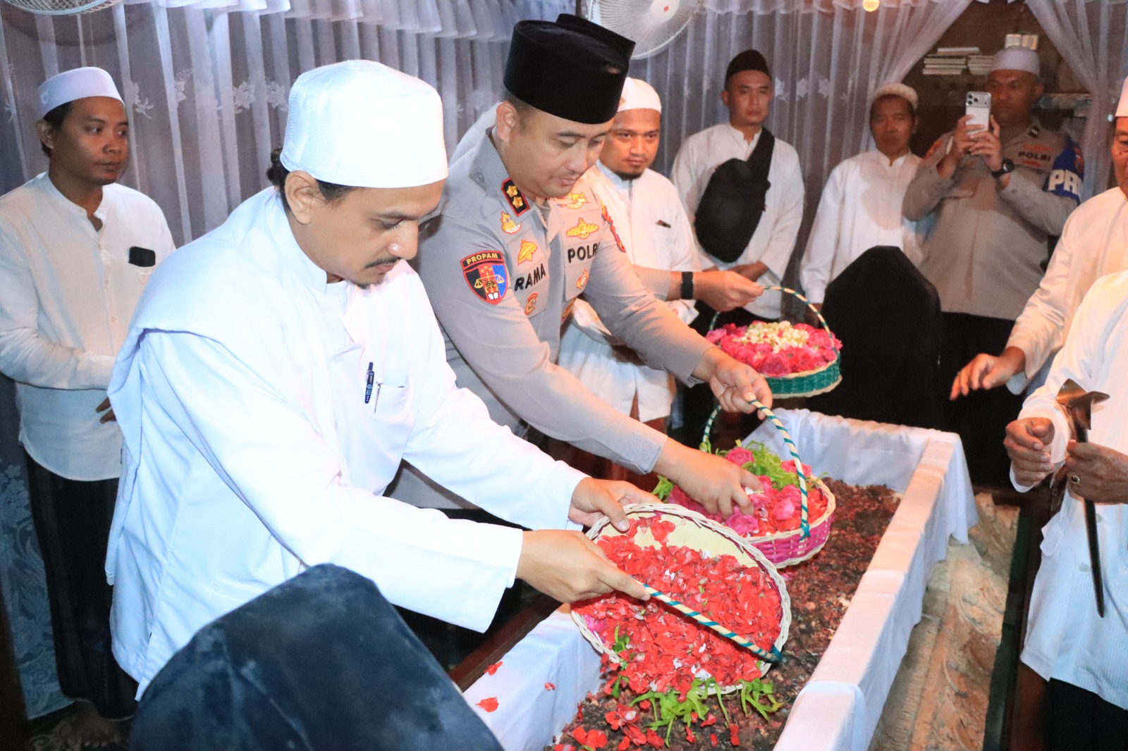 ZIARAH WALI : Kapolres Gresik AKBP Ramadhan Nasution saat berziarah di makam Wali di Kabupaten Gresik.