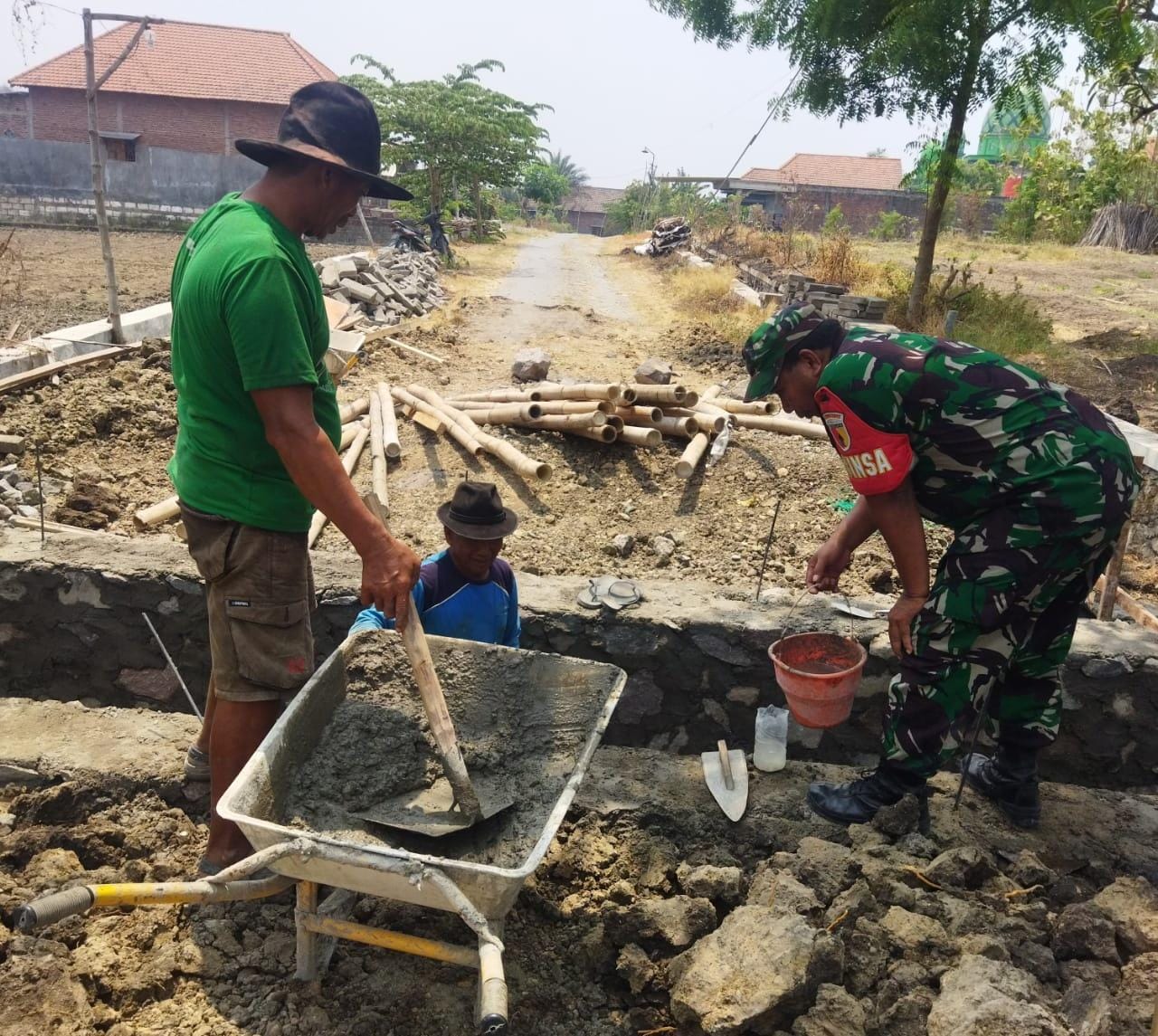 TURUN LANGSUNG : Anggota TNI langsung turun langsung untuk membantu masyarakat.