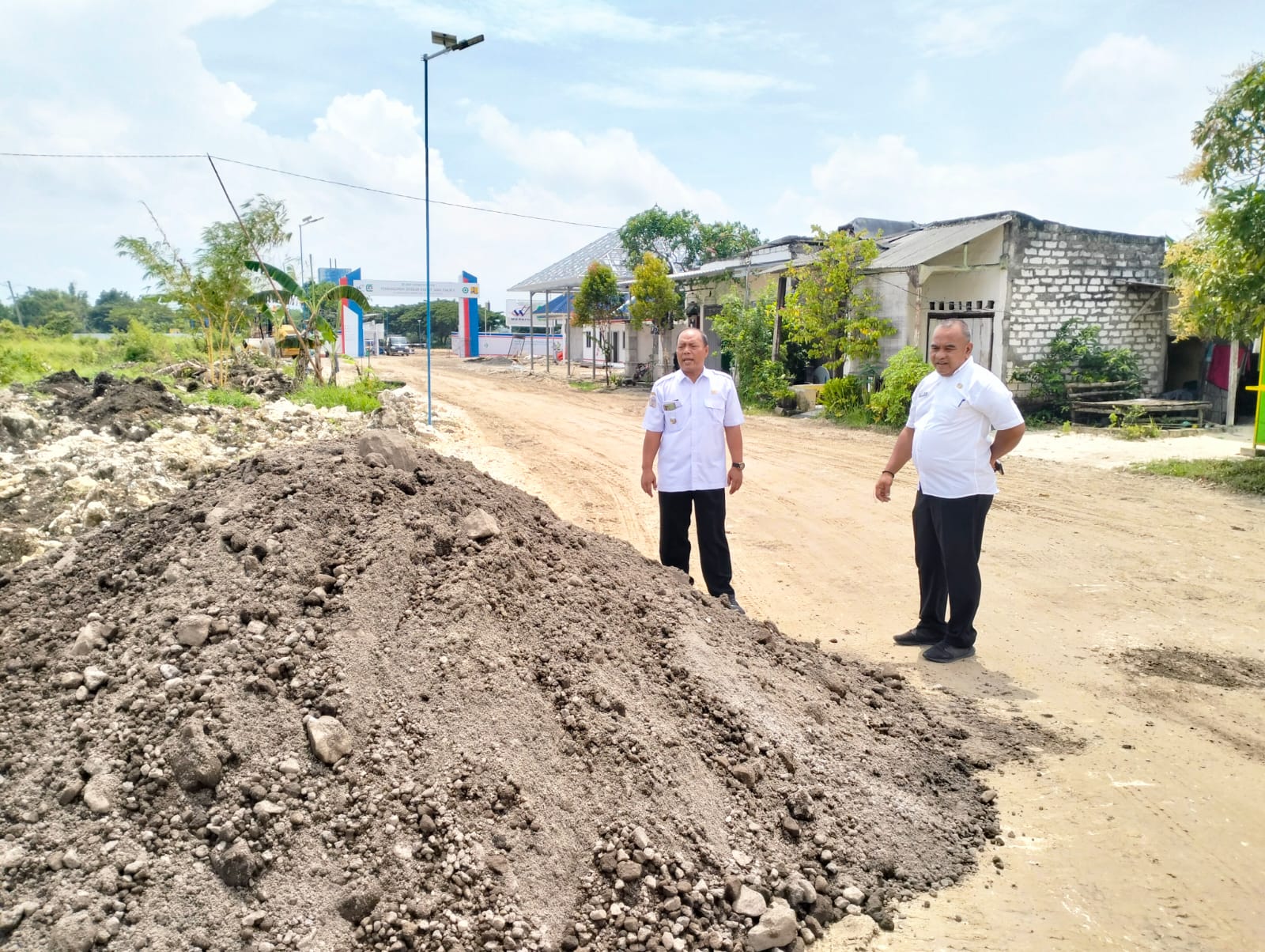 DIPERBAIKI : Akses jalan menuju proyek pembangunan Sekolah Rakyat terintegrasi di Desa Racitengah, Kecamatan Sidayu, Gresik mulai diperbaiki.