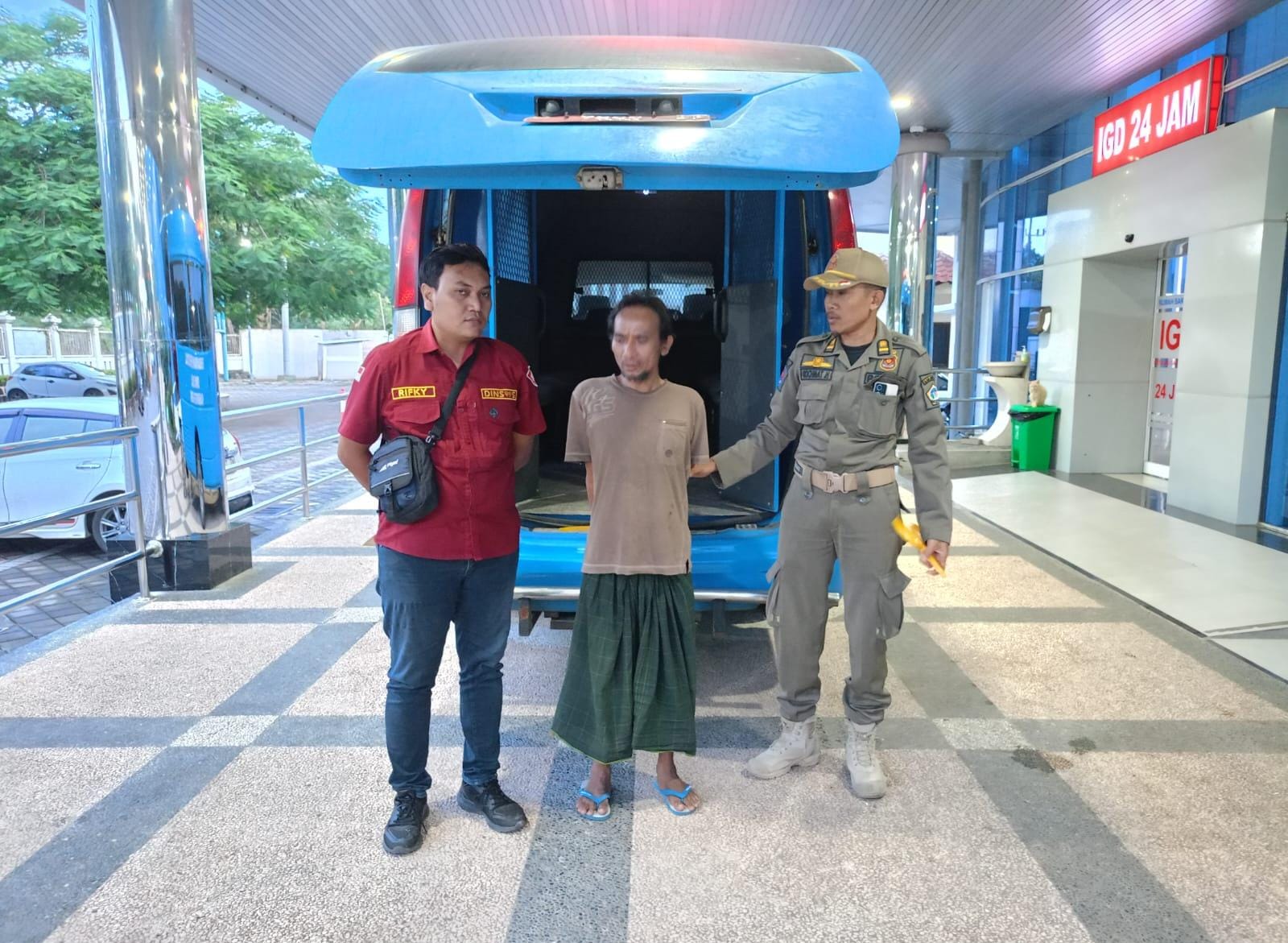 EVAKUASI : ODGJ berhasil dievakuasi oleh Tim URC Dinsos Gresik bersama URC Satpol PP.