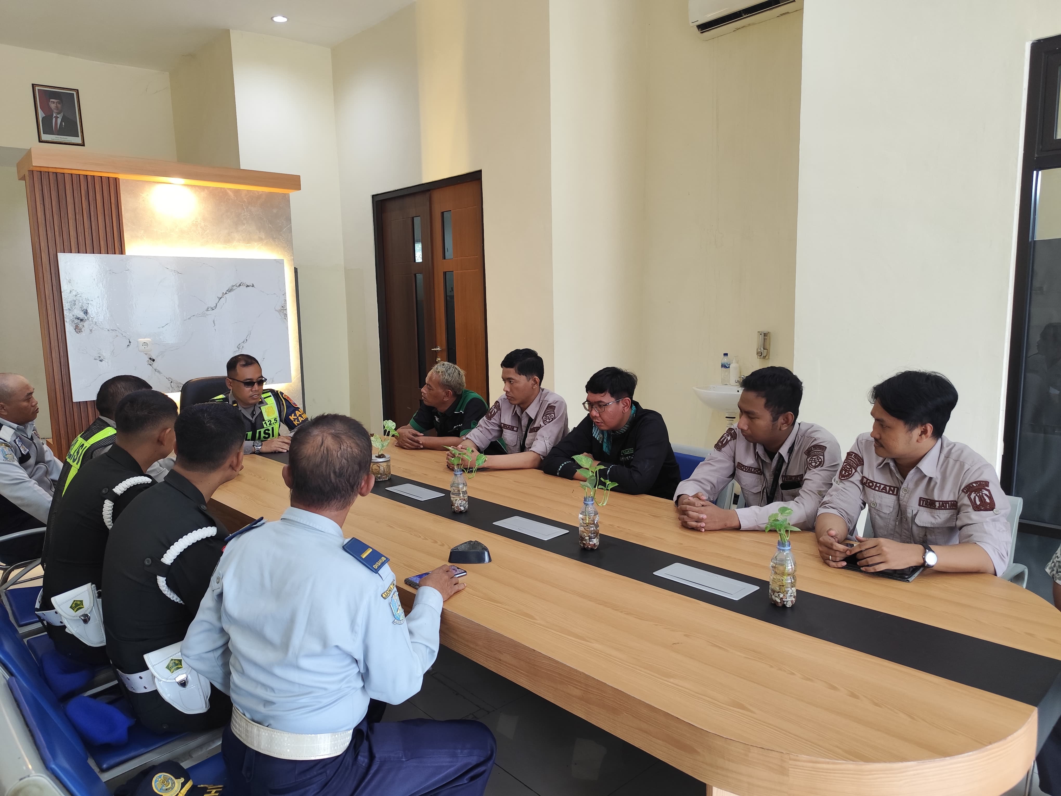 Satlantas Polres Gresik menggelar kegiatan "Polantas Menyapa" di Terminal Bunder, Sabtu (17/1)