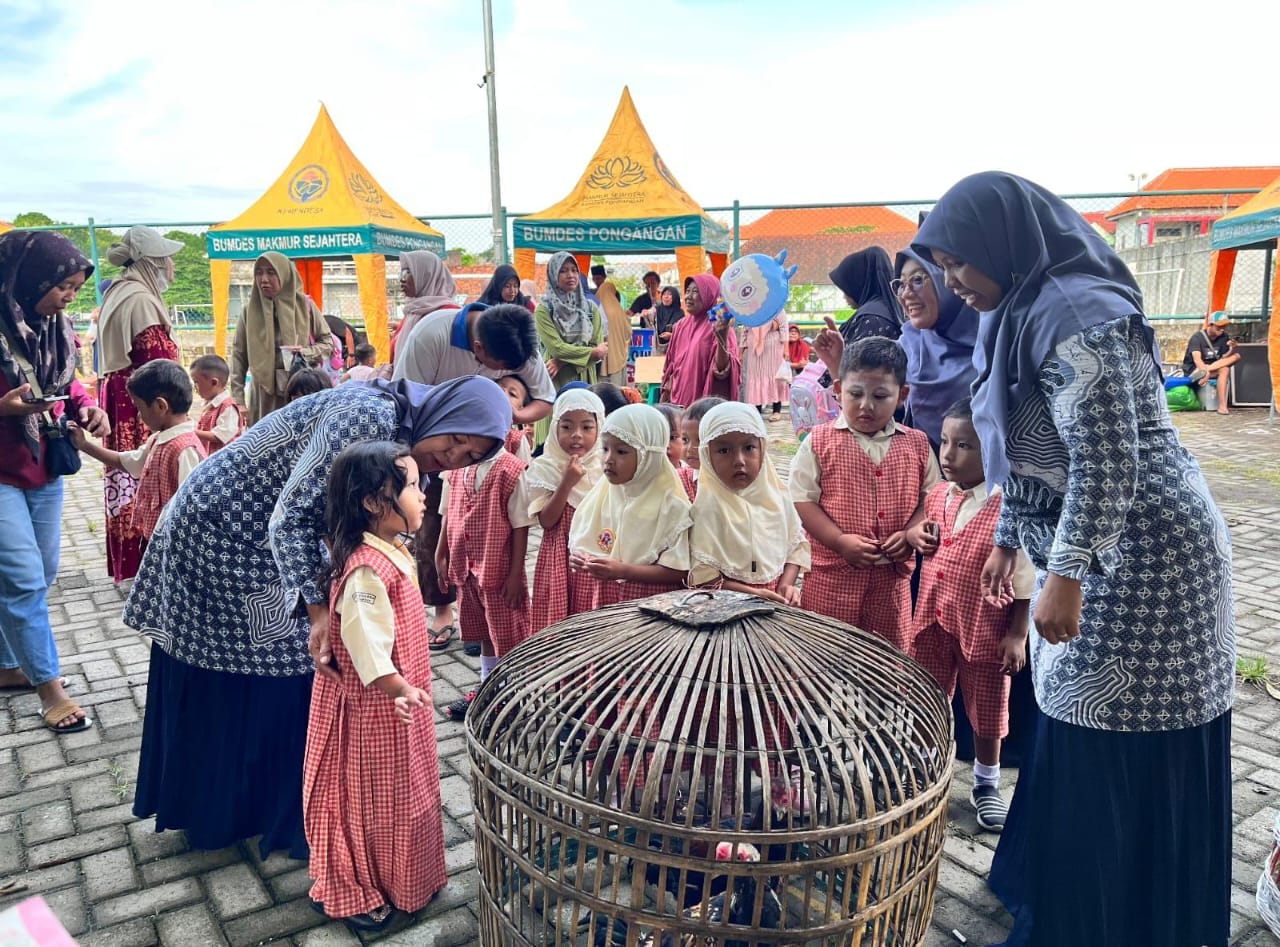 TRANSAKSI : Para pedagang dan pembeli saat transaksi jual beli di pasar dadakan Kliwon.