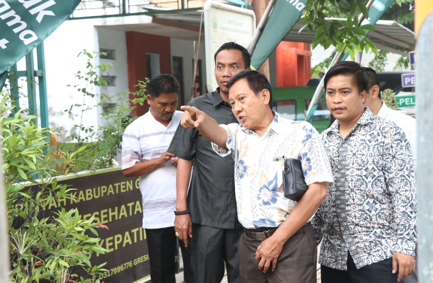 KUNJUNGAN: Anggota Komisi IV DPRD Gresik saat melakukan kunjungan kerja ke Puskesmas Kepatihan untuk meninjau kondisi bangunan.