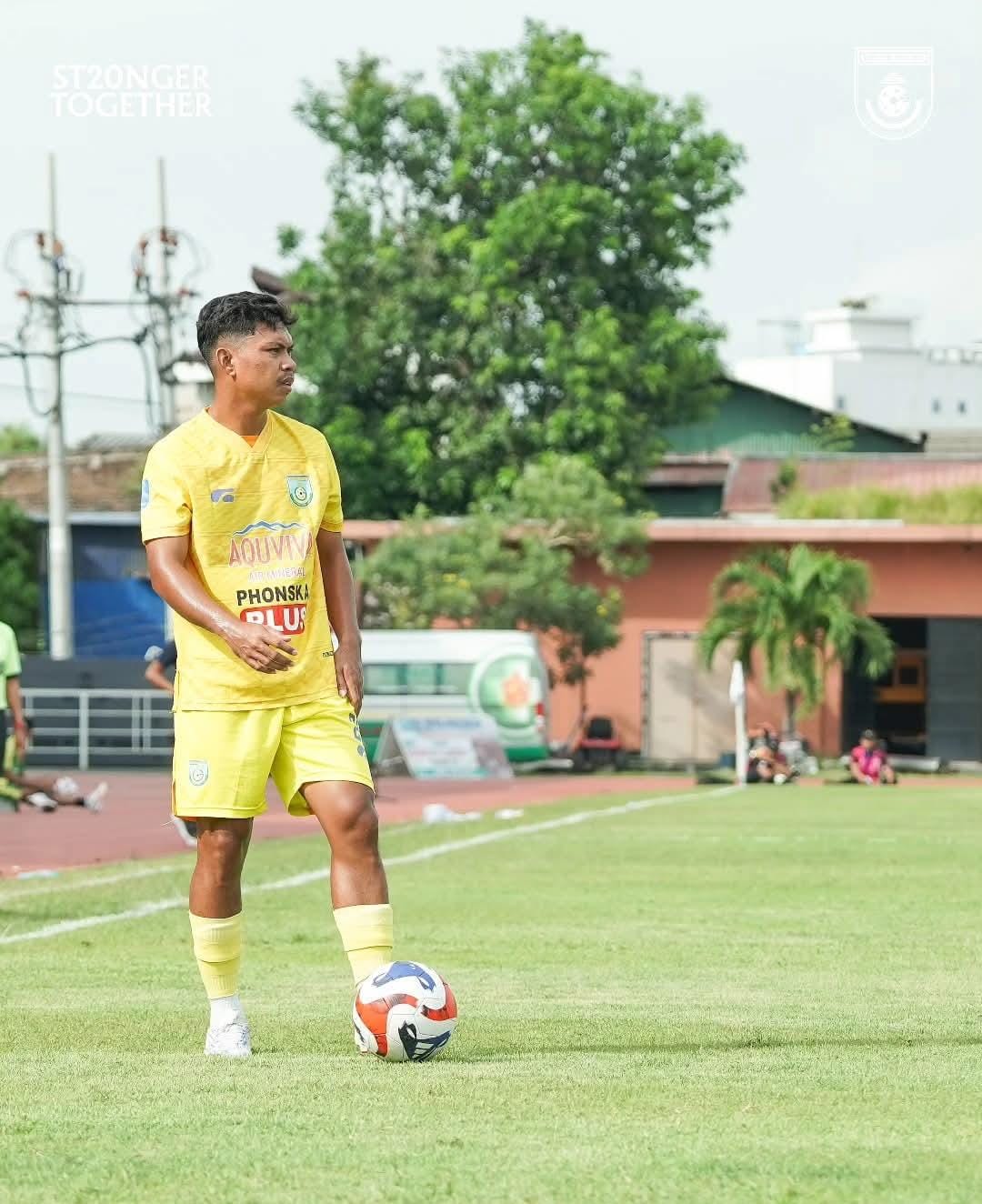 Berjibaku : Pemain Gresik United menguasai bola saat melawan Persiba Bantul, kemarin