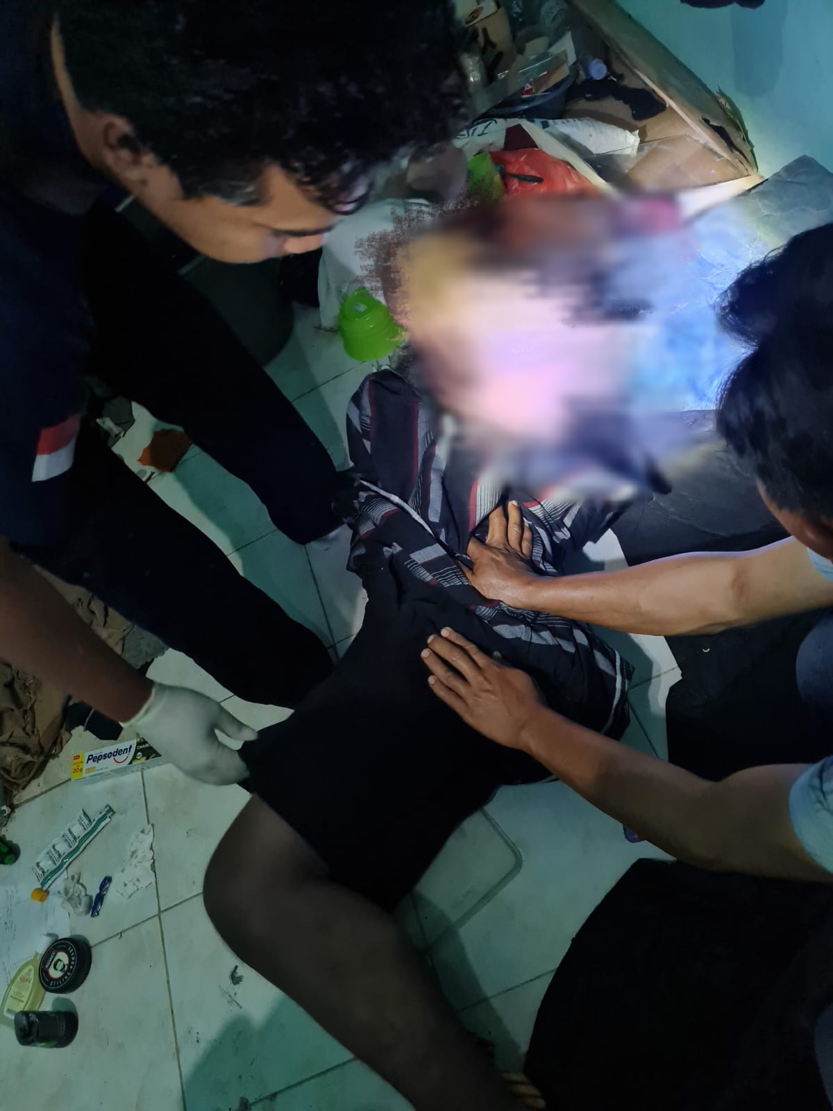 DIEVAKUASI : Anggota Polsek Driyorejo dibantu tim medis saat melakukan evakuasi korban meninggal di dalam kamar kosnya di Jalan Merapi Desa Bambe, Kecamatan Driyorejo, Gresik.