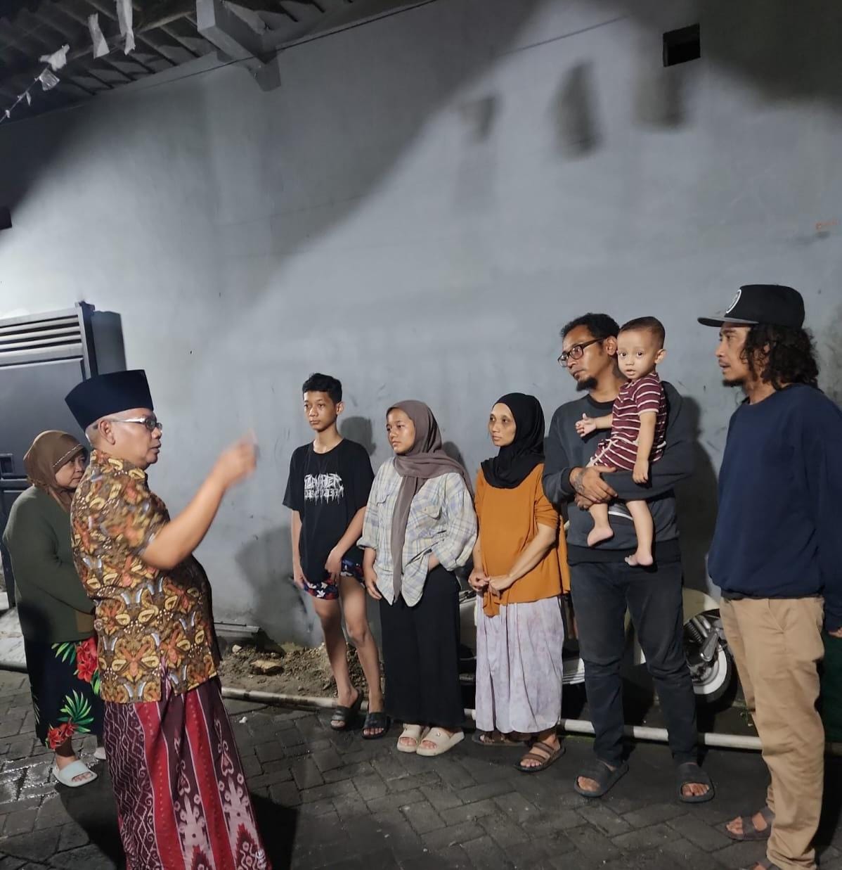 PEMULANGAN : Pekerja Sosial Ahli Muda Bidang Rehabilitasi Sosial Dinsos Gresik, Alfi Ariyanto melakukan pemulangan orang ke Banyumas Jateng