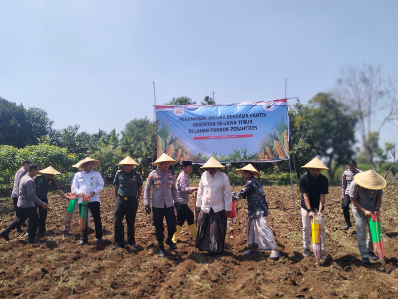 MUSIM TANAM : Kepala Dispantan Gresik, Eko Anindito Putra saat penanaman jagung tahun 2025.