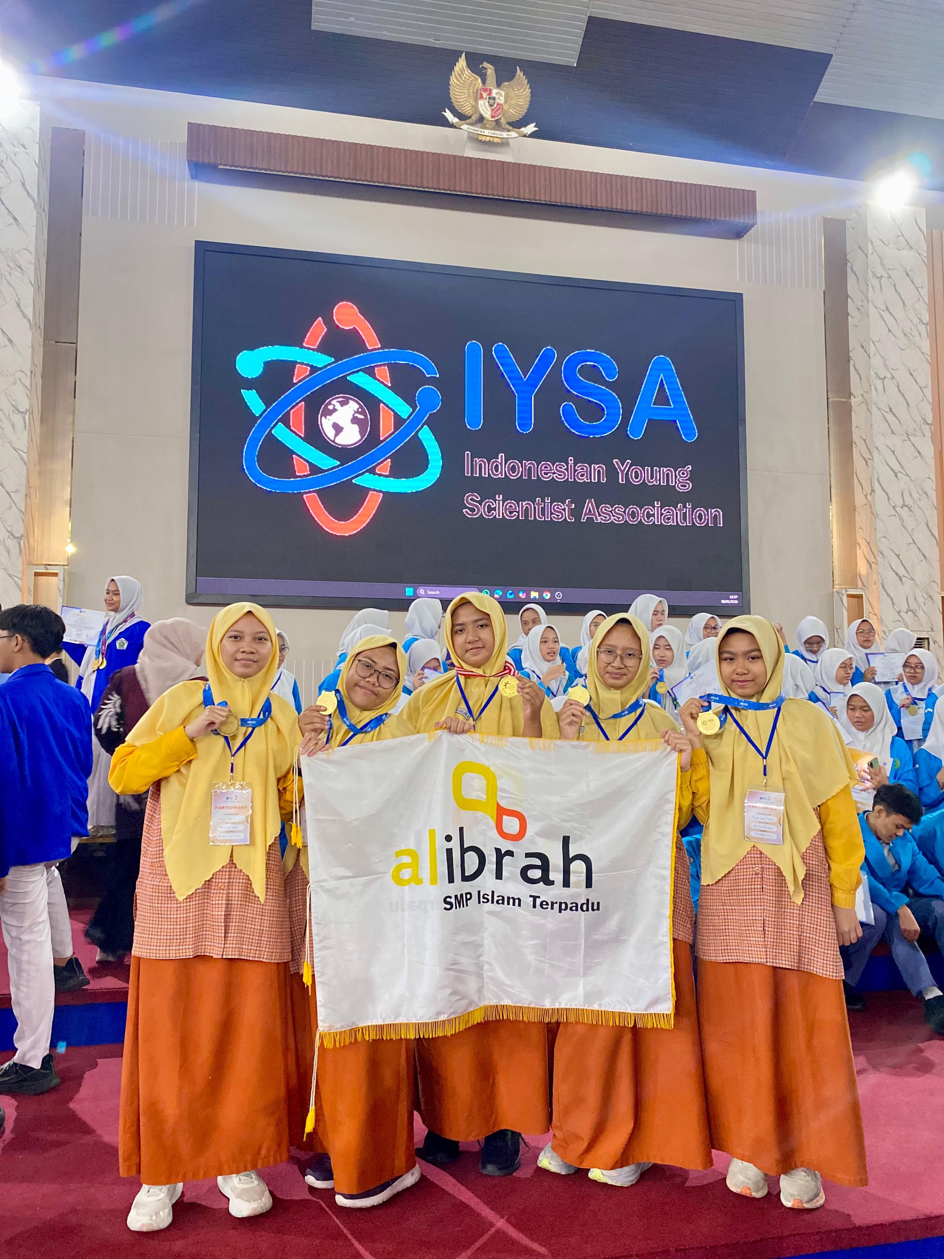 HEBAT : Maryam Qonita Trahkasno, Azwa Khadijah Mufti, Hanun Adlyn Khairunisa, Almasah Basamah, dan Najwa Galuh Annuuri ini sukses menyabet Gold Medal serta Special Award dari MIICA.
