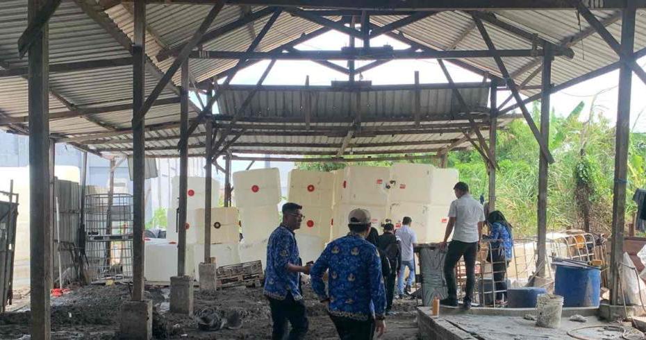 DISEGEL : DLH Gresik bersama petugas gabungan saat melakukan penyegelan sebuah gudang  yang diduga untuk pencucian ratusan jeriken limbah B3 di Desa Pongangan, Kecamatan Manyar, Gresik.