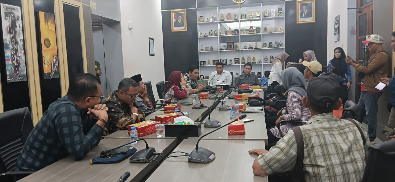 AUDIENSI : Warga audiensi dengan pimpinan DPRD dan Komisi I DPRD Gresik.