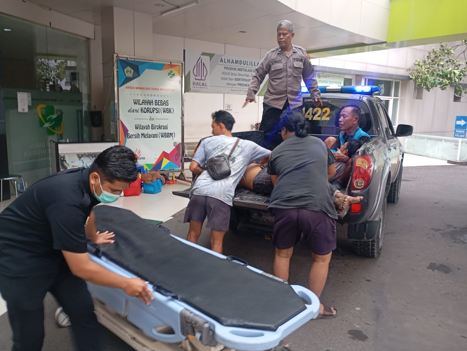 DIEVAKUASI : Anggota Polsek Duduksampeyan saat mengevakuasi korban kecelakaan di Jalan Raya Duduksampeyan tepatnya di depan Gapura Desa Samirplapan.