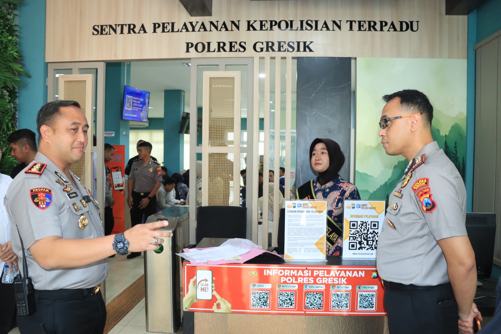 CEK PELAYANAN : Kapolres Gresik AKBP Ramadhan melakukan pengecekan secara langsung layanan publik di Mapolres Gresik agar masyarakat dilayani dengan baik dan nyaman.