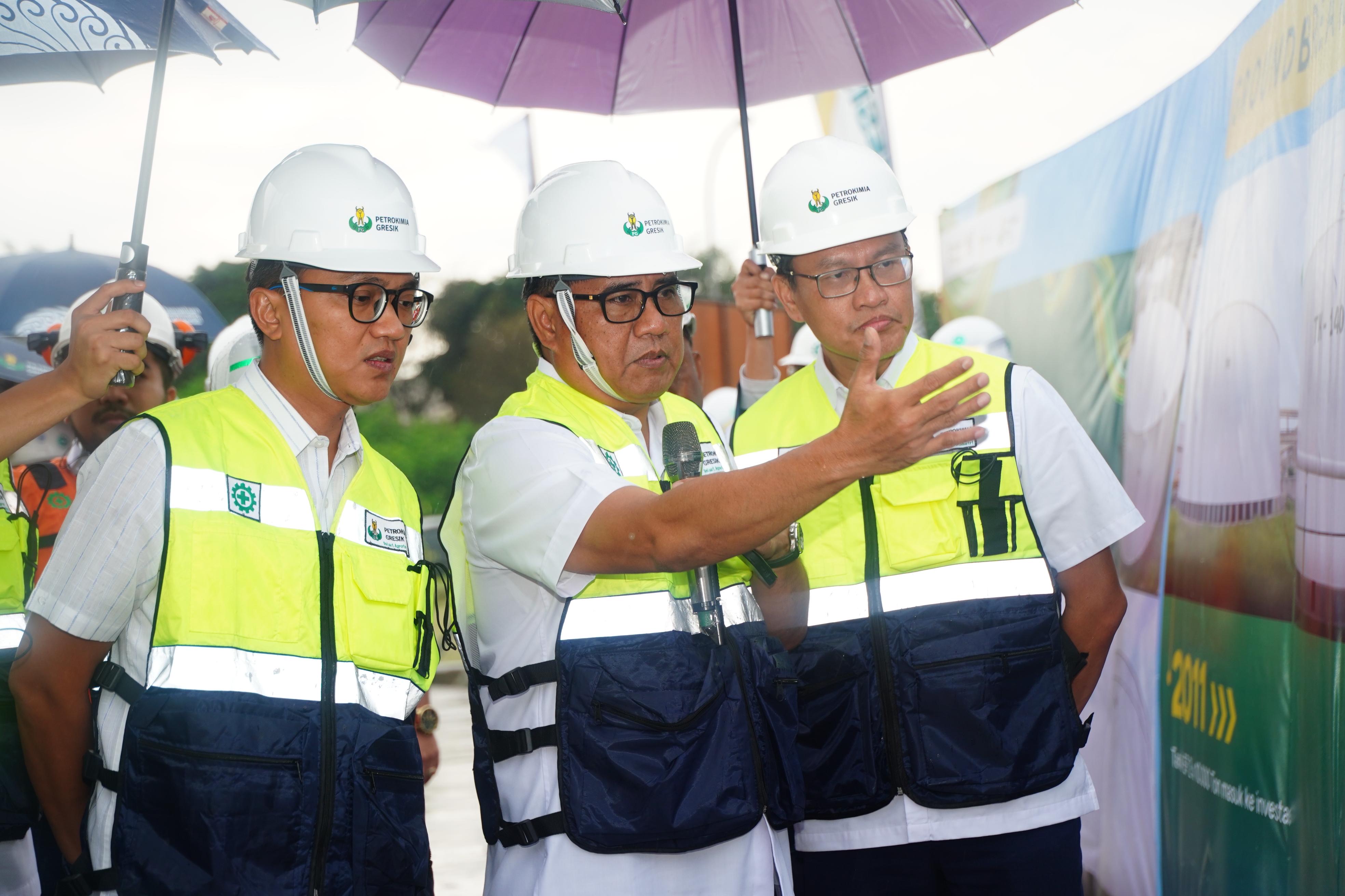 Direktur Utama Petrokimia Gresik, Daconi Khotob,  bersama Wakil Kepala Badan Pengaturan BUMN, Aminuddin Ma&rsquo;ruf meninjau lokasi proyek pembangunan Tangki Asam Sulfat di kawasan Petrokimia Gresik.