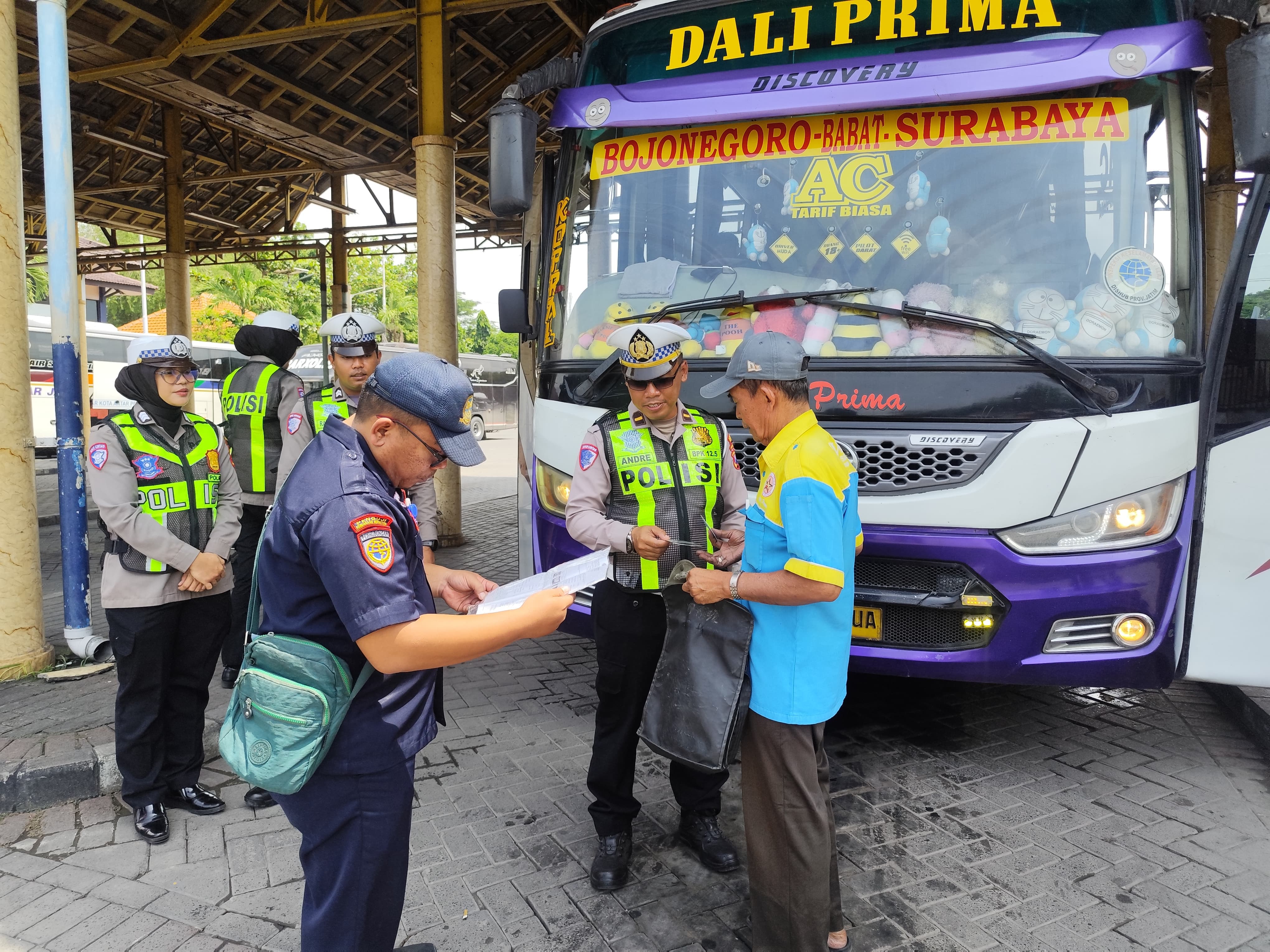 RAMP Cek : Anggota Satlantas Polres Gresik saat menemui supir dan Ramp Check Bus di terminal Bunder, Kecamatan Cerme, Gresik.
