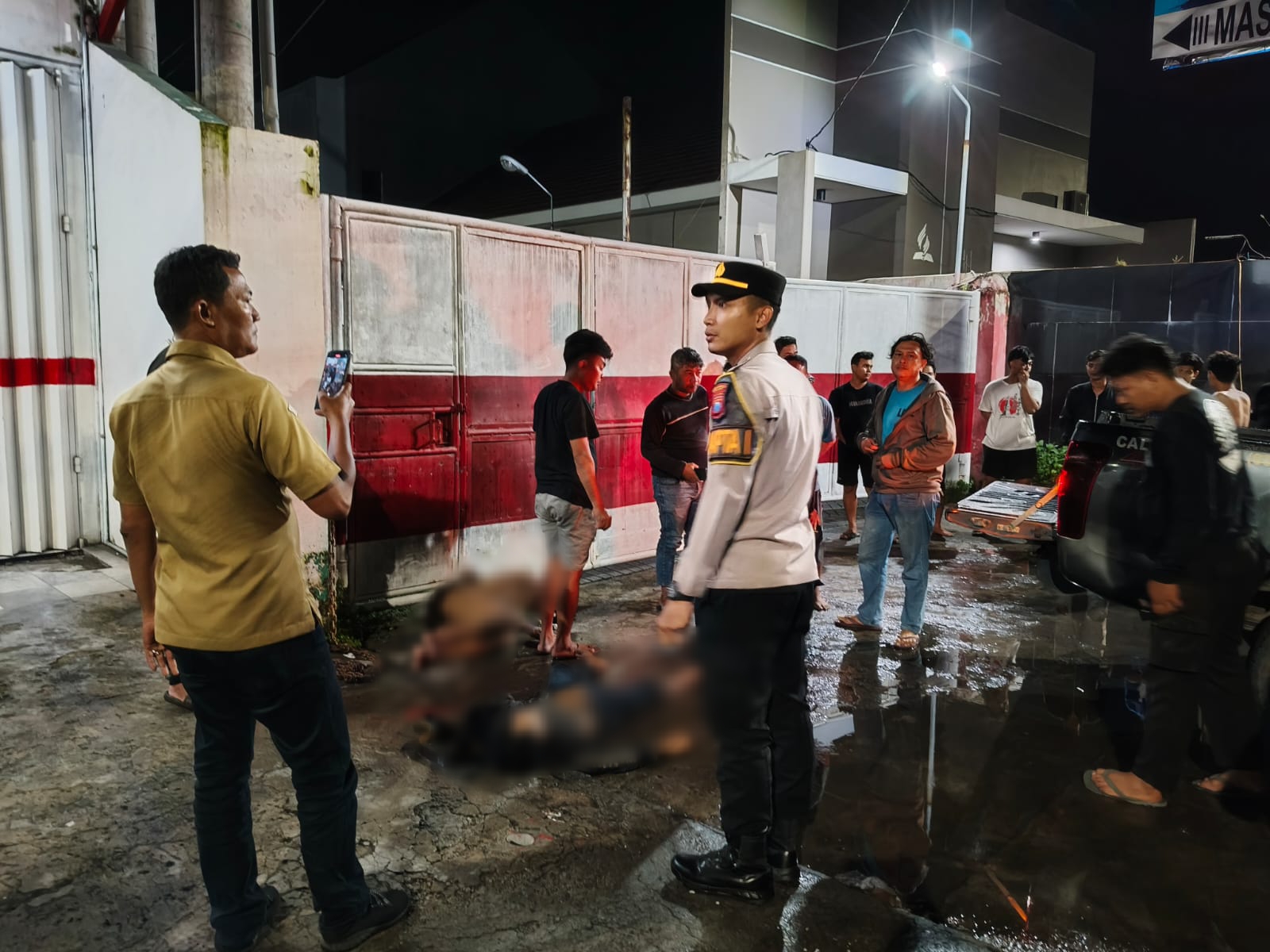 OLAH TKP : Anggota kepolisian saat melakukan evakuasi dan olah TKP pelaku curanmor yang tewas di masa didekat kos - kosan di Jalan Raya Kartini, Kecmatan Kebomas, Gresik.