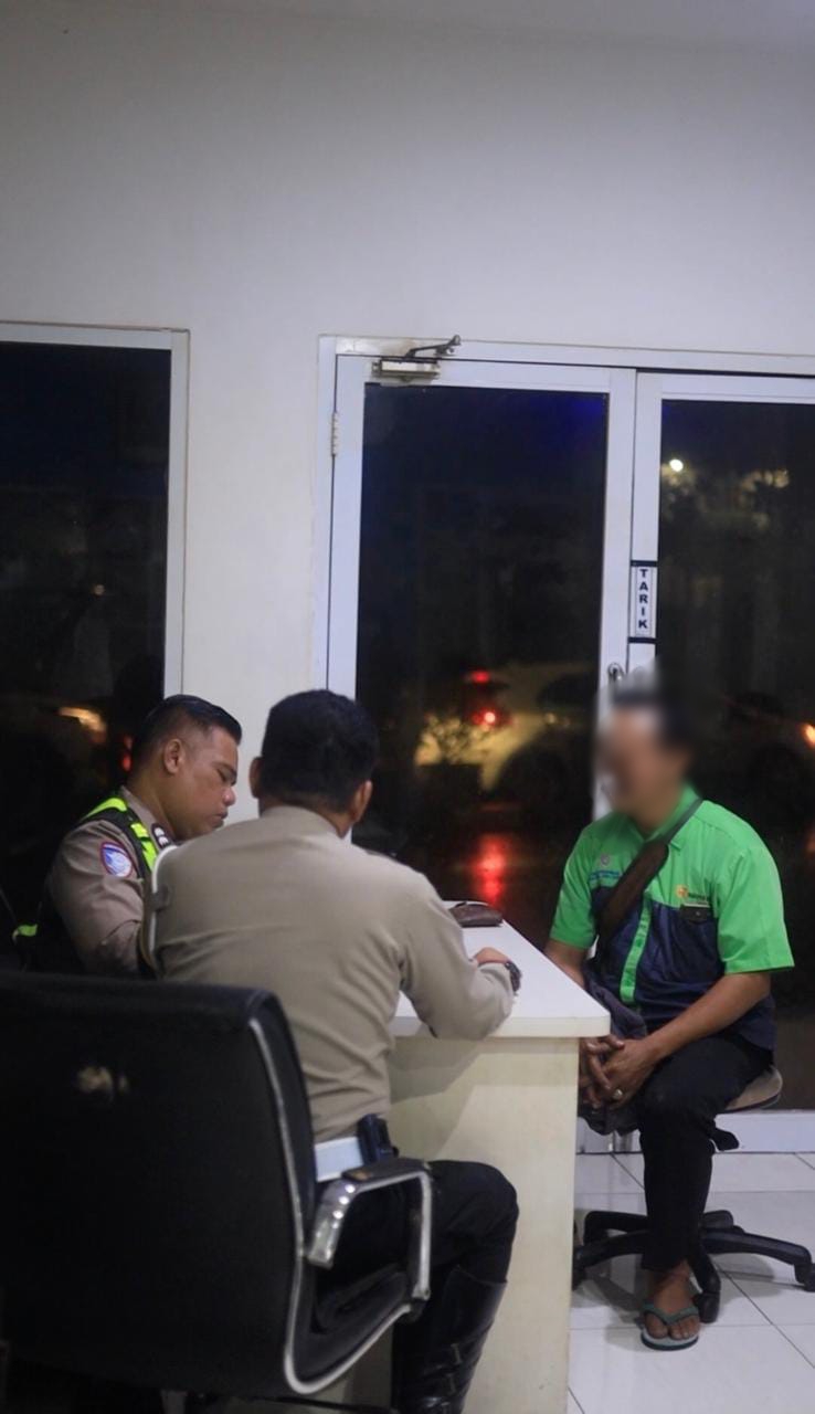 DITILANG : Anggota Satlantas Polres Gresik saateberikan tindak tegas dengan menilang Sopir Bus Trans Jatim yang ugal-ugalan di ruas Jalan dr. Wahidin Sudirohusodo (SHD), Gresik.