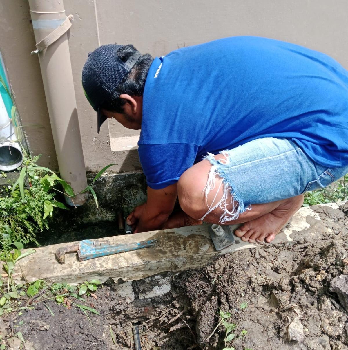 GERAK CEPAT : Petugas tim URC PDAM Gresik gerak cepat perbaiki pipa bocor.