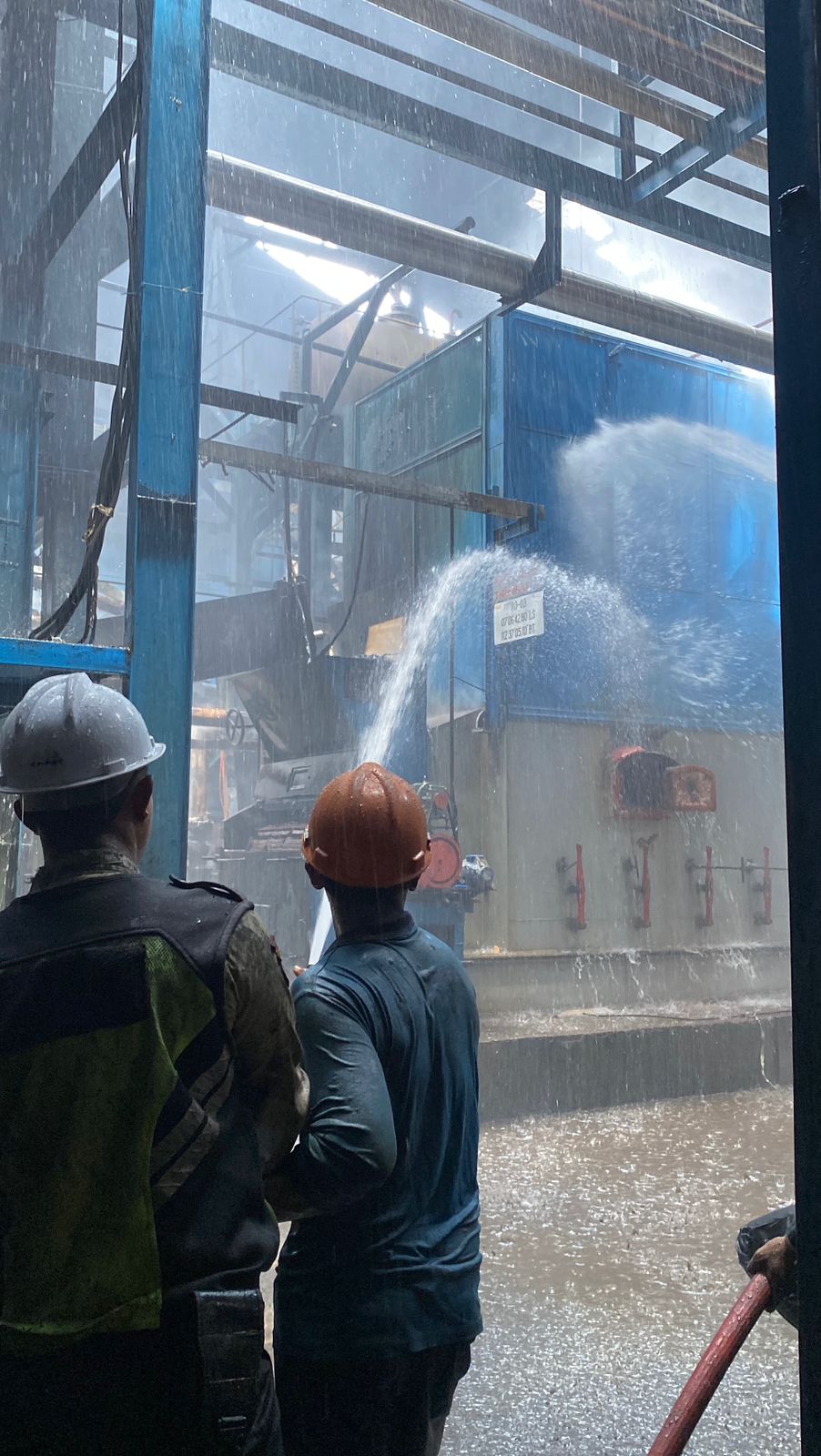 PEMADAMAN : Petugas Damkar Gresik melakukan pemadaman kebakaran mesin Boiler di PT Batara Elok Semesta Terpadu, Jalan Gamma Maspion Q No. 02, Desa Manyar Sidomukti, Kecamatan Manyar, Gresik.