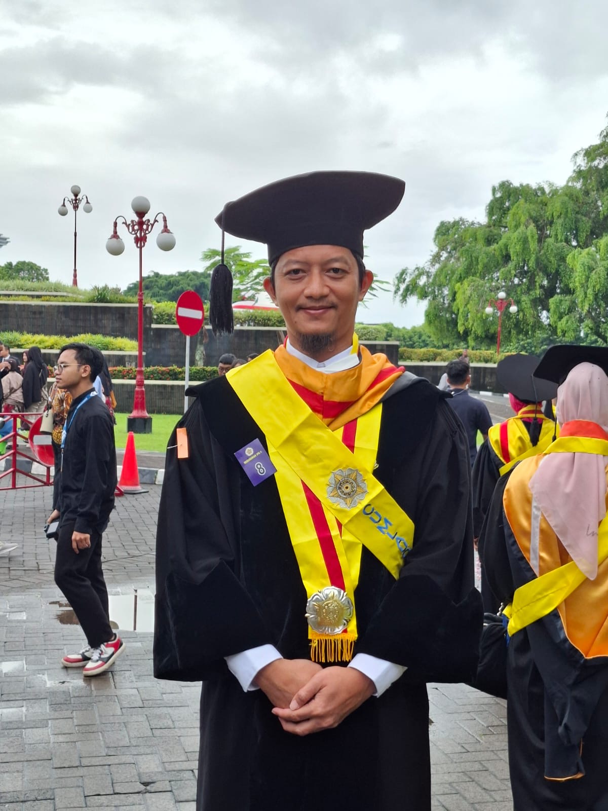 Dr. Zainal Mustakim, ST, M.Eng baru saja diwisuda dari S3 Teknik Kimia UGM dengan IPK SEMPURNA 4.0