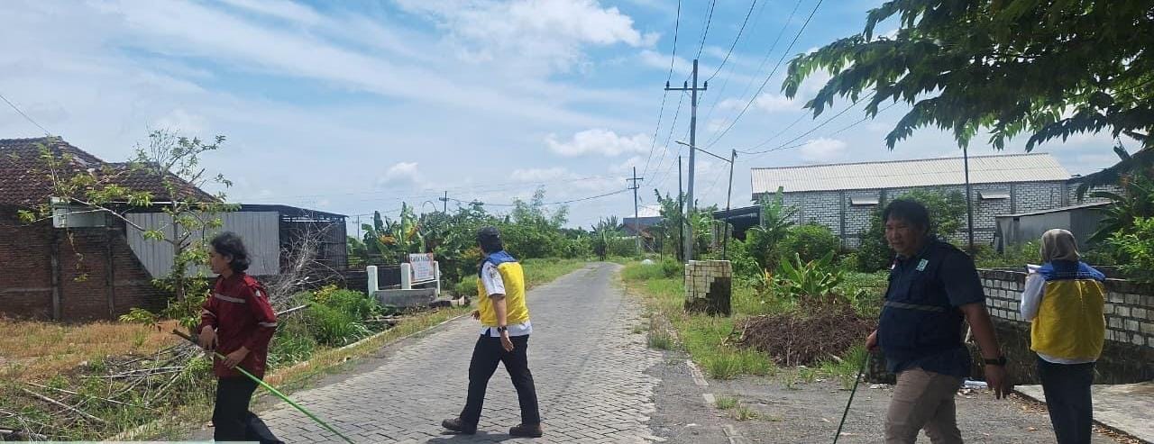 SURVEY : DPUTR Gresik melakukan survey lokasi perencanaan perbaikan jalan poros desa di kecamatan