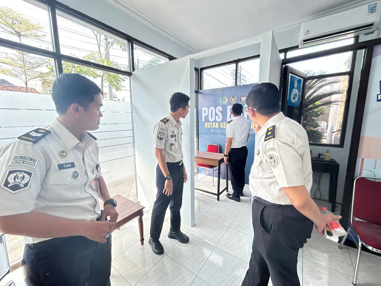 PELAYANAN : Kepala Sub Seksi Pelayanan Tahanan Rutan Gresik, Anggi Fauzi, bersama jajaran Balai Pemasyarakatan Kelas I Surabaya saat mengecek Ruang Pos Bapas untuk mendekatkan layanan pemasyarakatan.