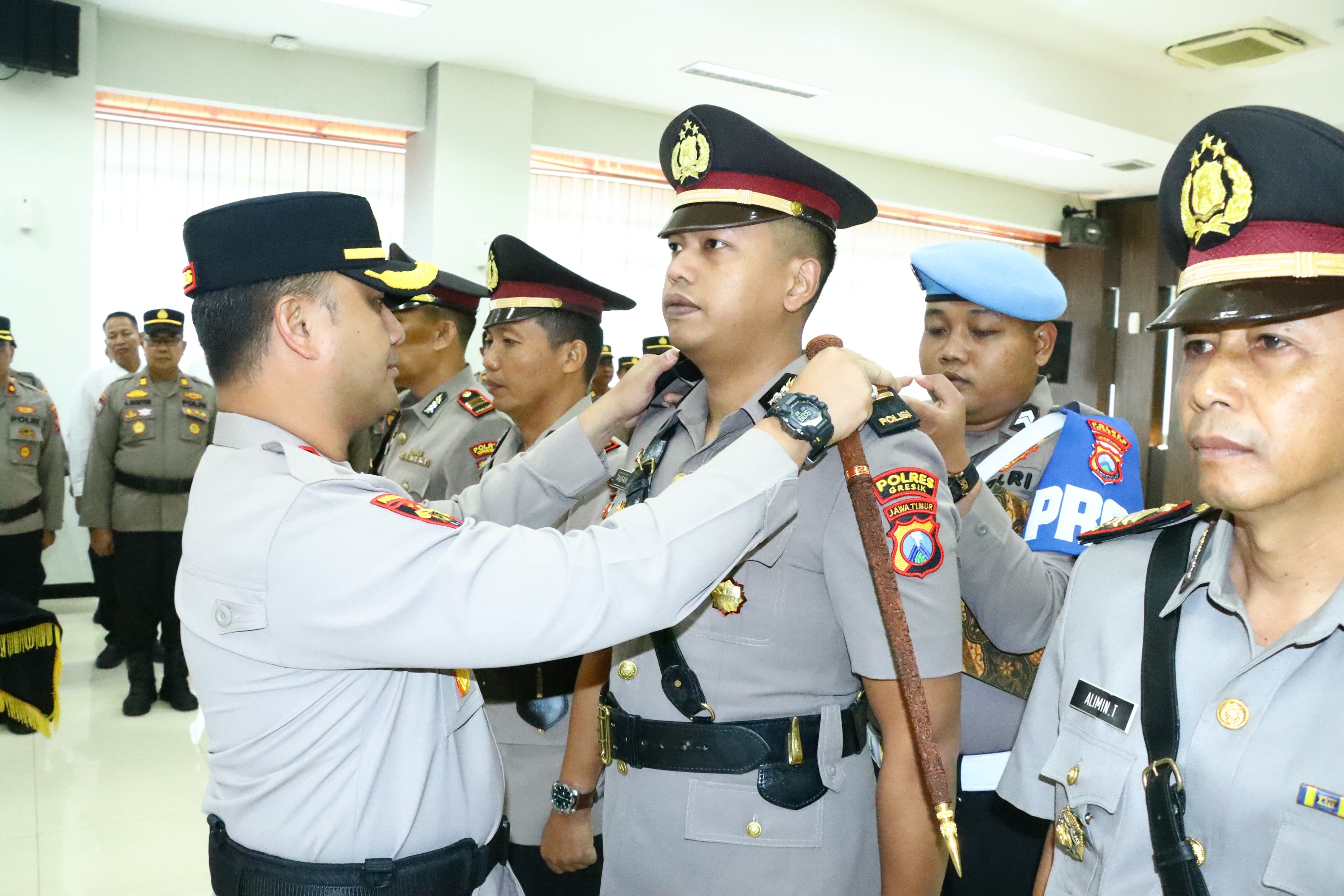 SERTIJAB : Kapolres Gresik AKBP Ramadhan Nasution saat memimpin Sertijab Lima Kapolsek Jajaran di Mapolres Gresik.