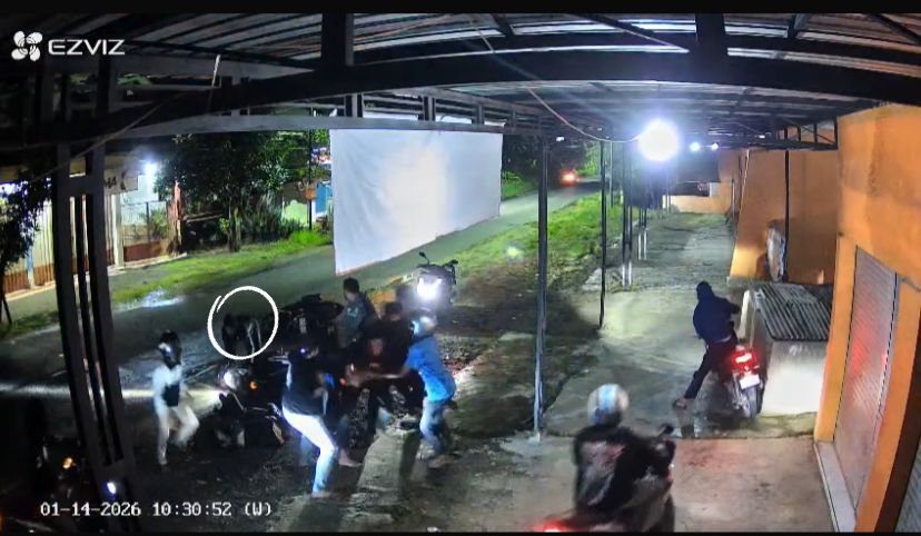 TEREKAM CCTV : Aksi pengeroyokan di wilayah Kecamatan Balongpanggang terekam CCTV di sekitar lokasi kejadian.