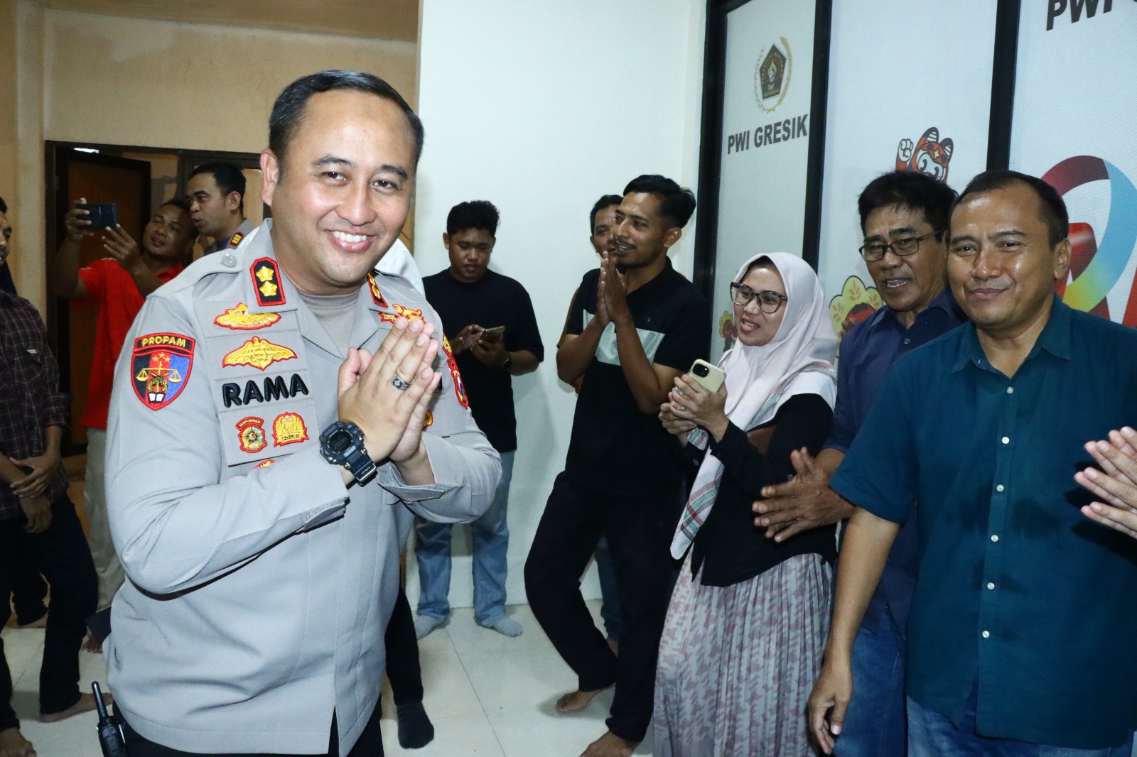 Kapolres Gresik AKBP Ramadhan Nasution disambut langsung oleh Ketua PWI Kabupaten Gresik, Deni Ali Setiono bersama anggota PWI.