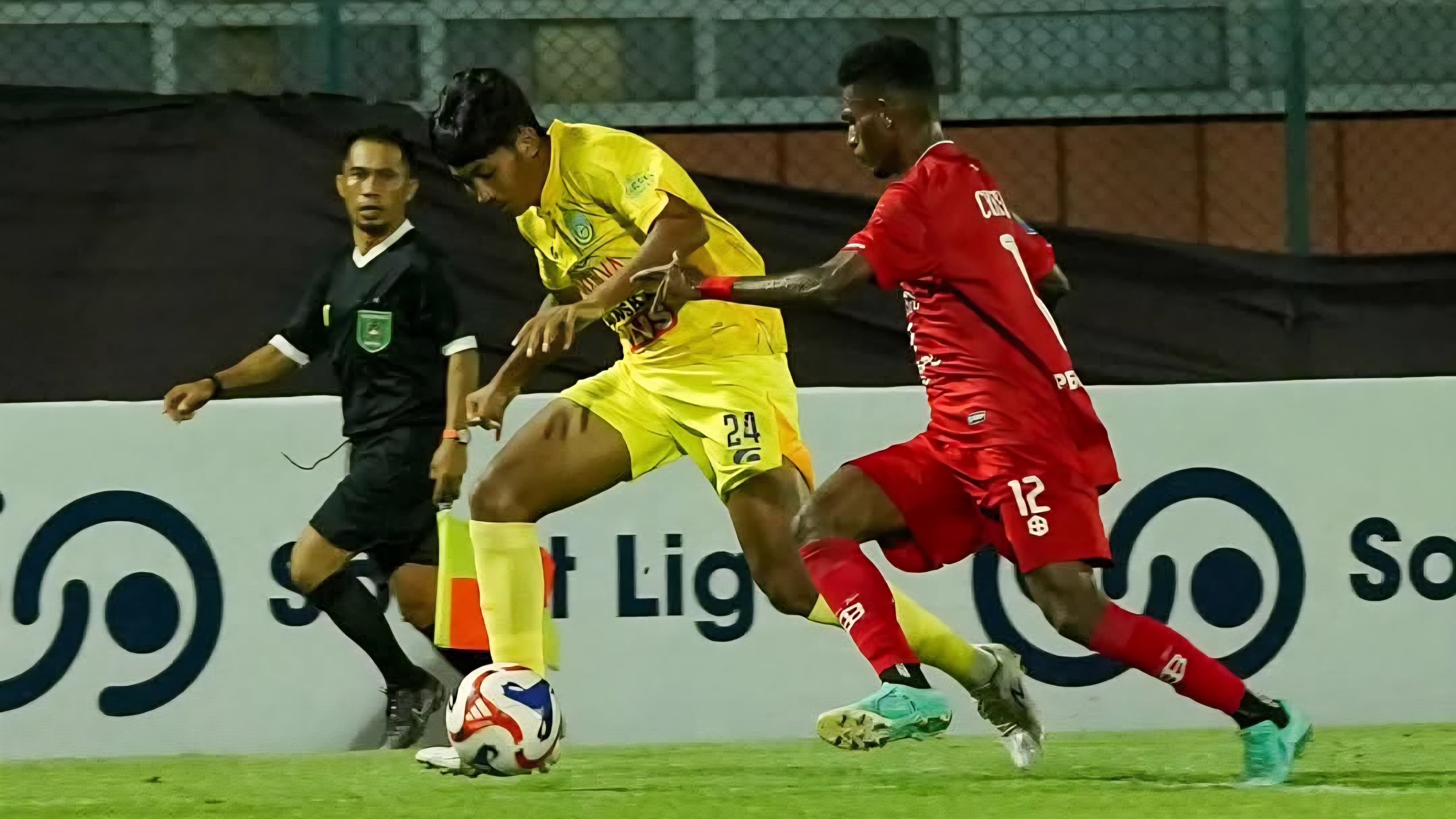 BERMAIN : Pemain Gresik United saat bermain di melawan Persebata Lembata di lapangan Thor, Kota Surabaya.