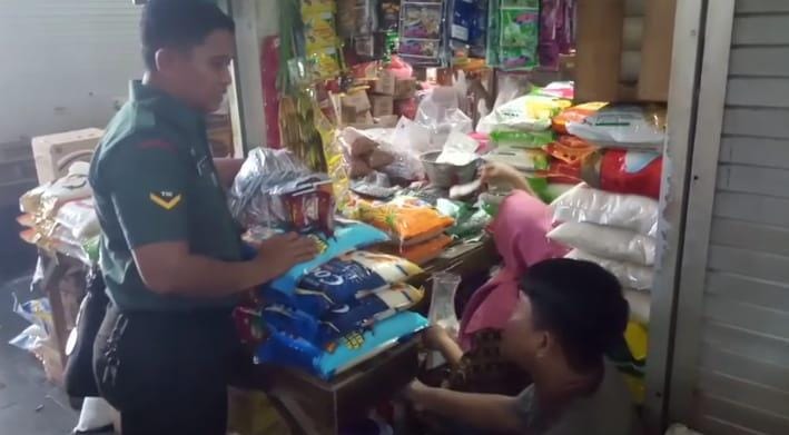 KEMSOS : Anggota TNI saat Kemsos dan pantai harga sembako di Pasar Baru Gresik.