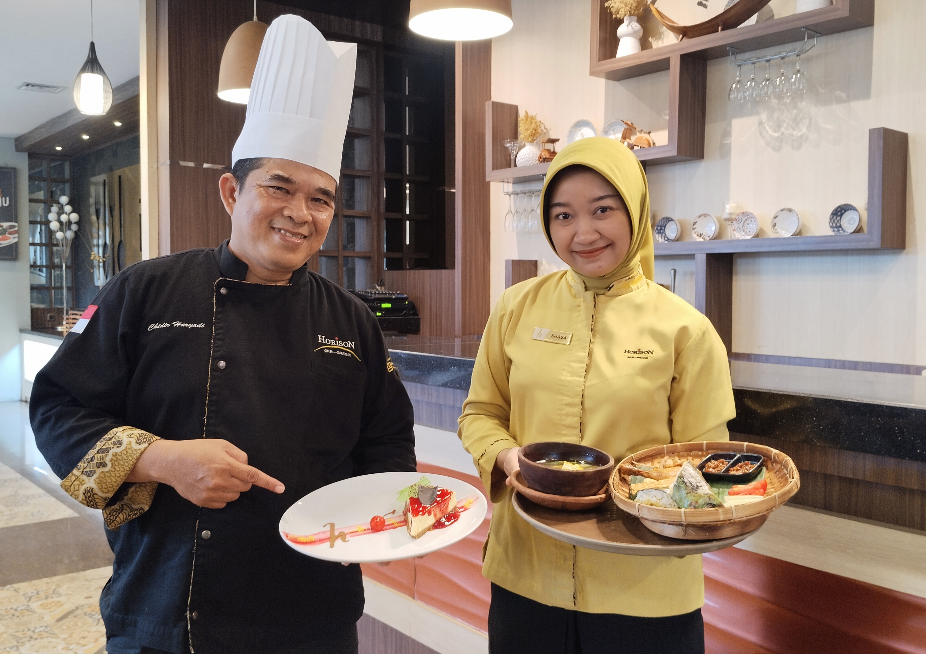 Chef Horison Hotel GKB Gresik, Chidir Haryadi, memamerkan kreasi kuliner daerah andalannya.