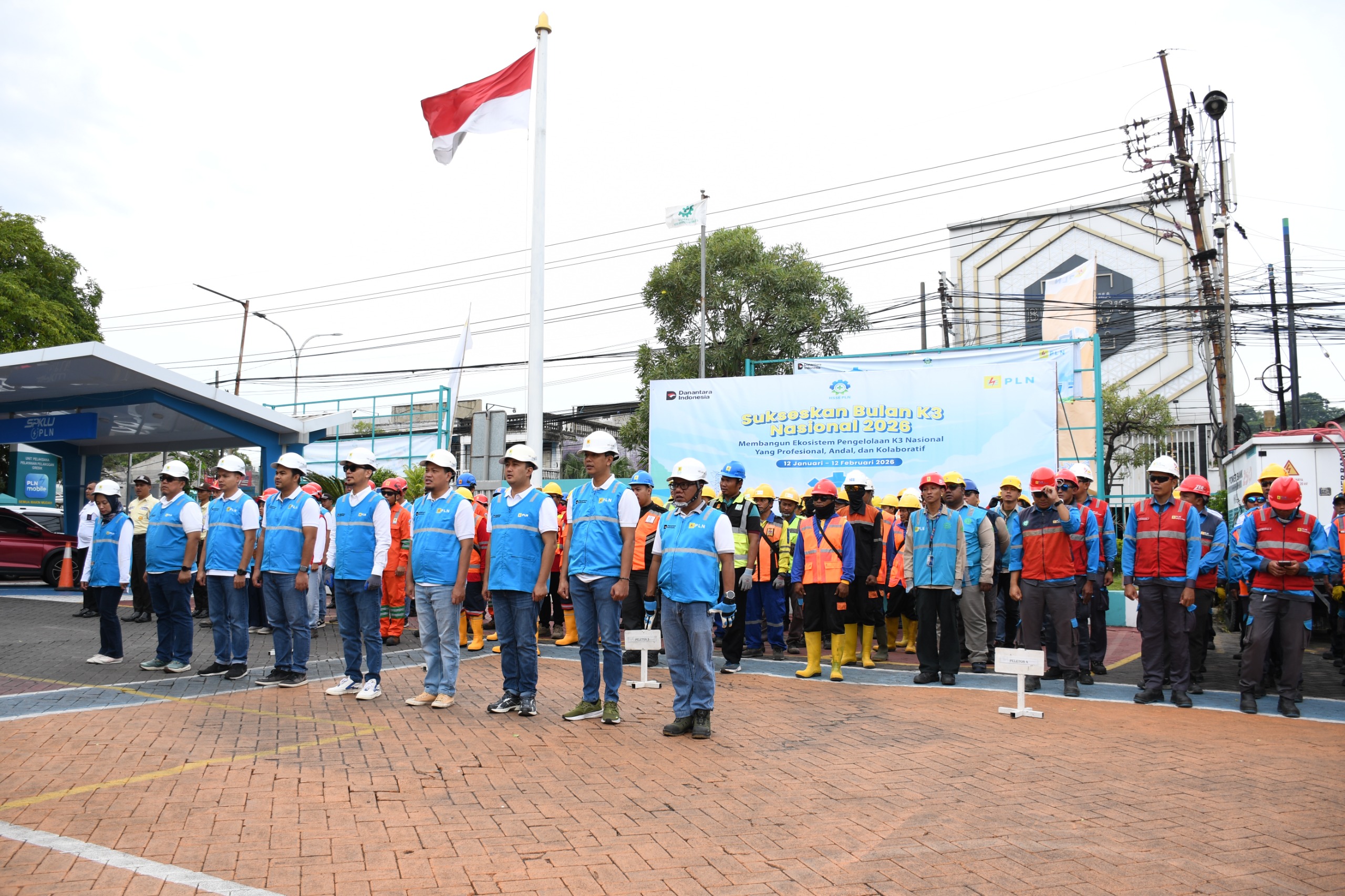 Apel Siaga Bulan K3 Nasional yang diselenggarakan oleh PLN Unit Induk Distribusi (UID) Jawa Timur juga diikuti PLN UP3 Gresik.