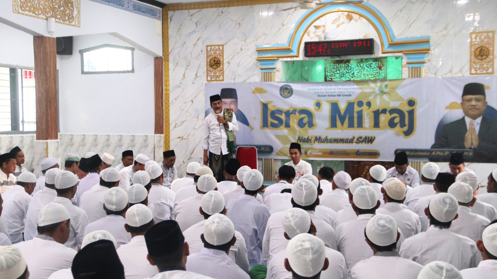 KHUSUK : Pegawai dan wargabinaan sangat khusuk mengikuti peringantan Isra Mi&rsquo;raj Nabi Muhammad SAW di Masjid At-Taubah Rutan kelas IIB Gresik.