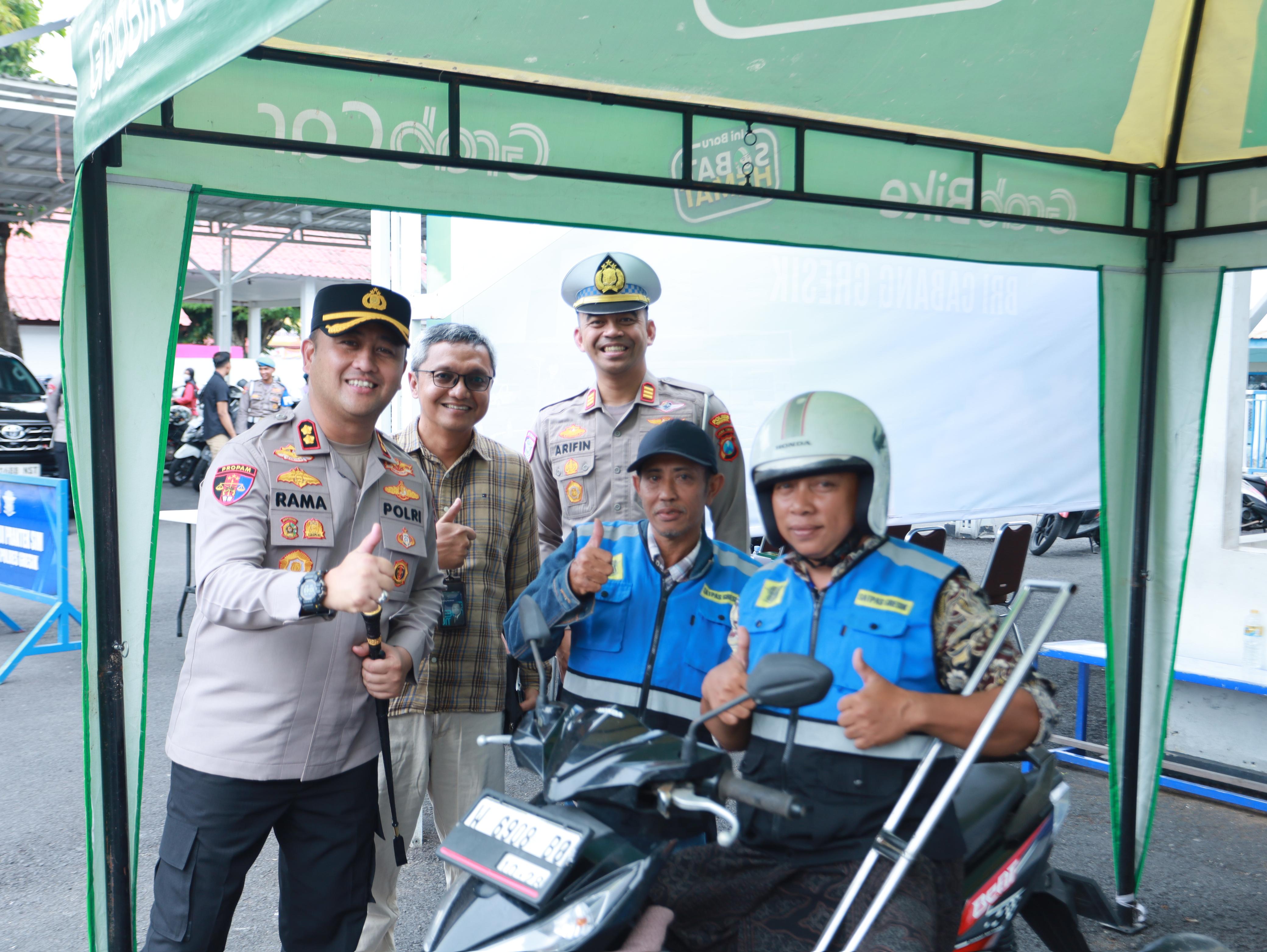 SIM D : Kapolres Gresik langsung meninjau warga yang membuat SIM D di kantor Satlantas Polres Gresik.