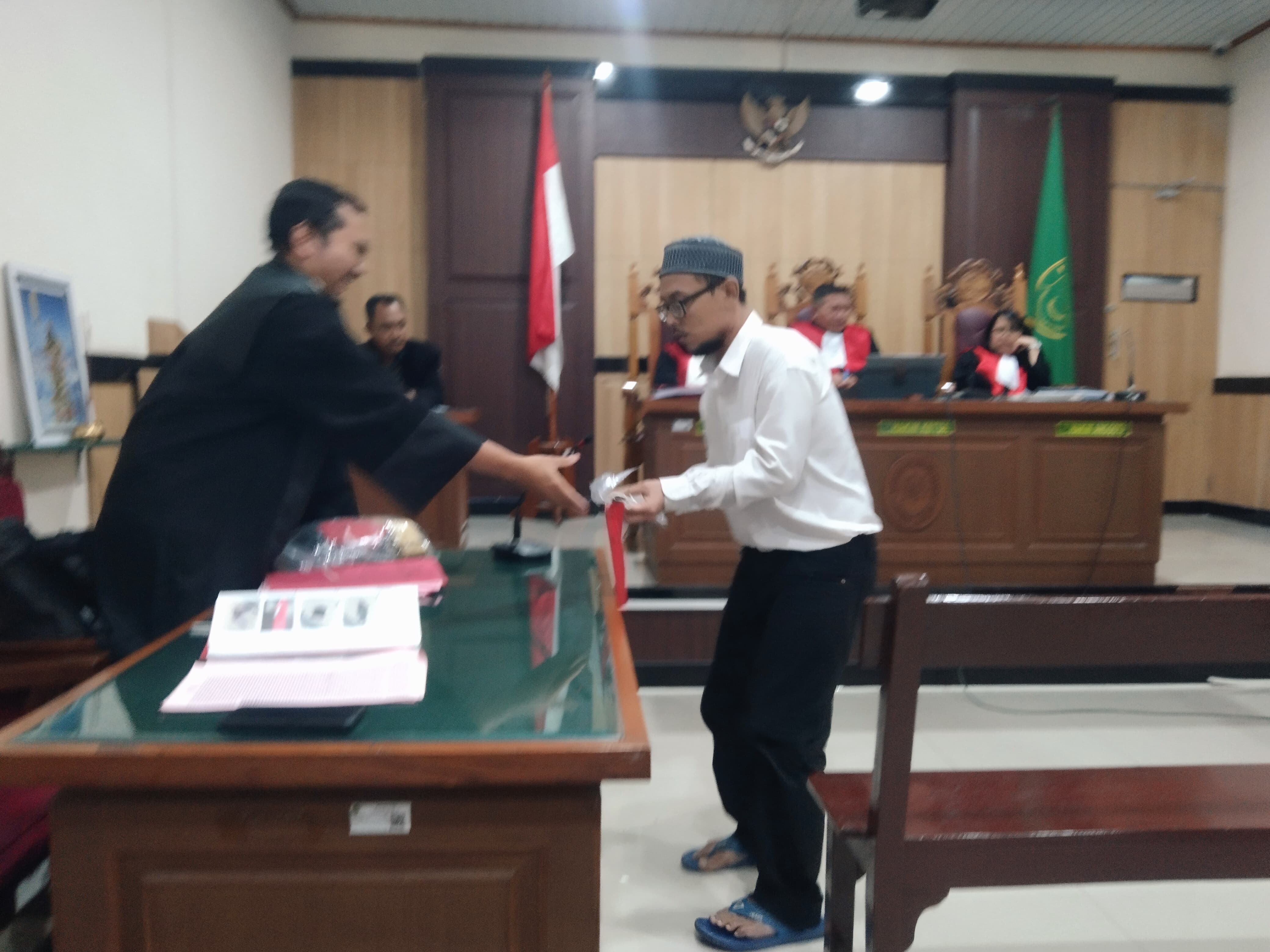 DISIDANG : Terdakwa Syahrama saat menjalani sidang di PN Gresik.